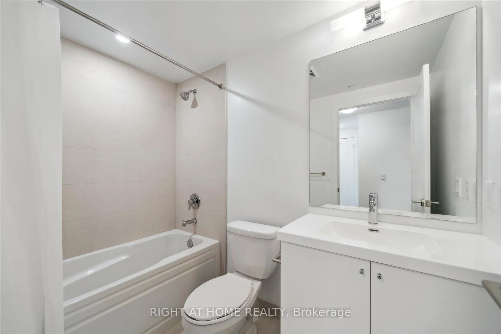 Photo 4 of Unit 1613, 2545 Simcoe Street N, Oshawa, Windfields — HOMEH