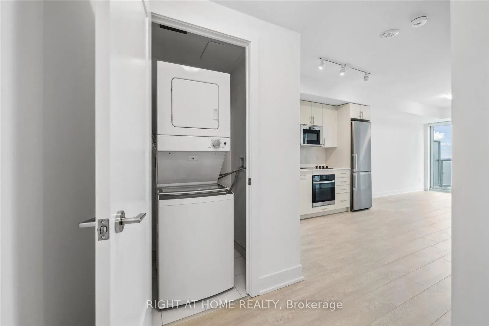 Photo 6 of Unit 1613, 2545 Simcoe Street N, Oshawa, Windfields — HOMEH