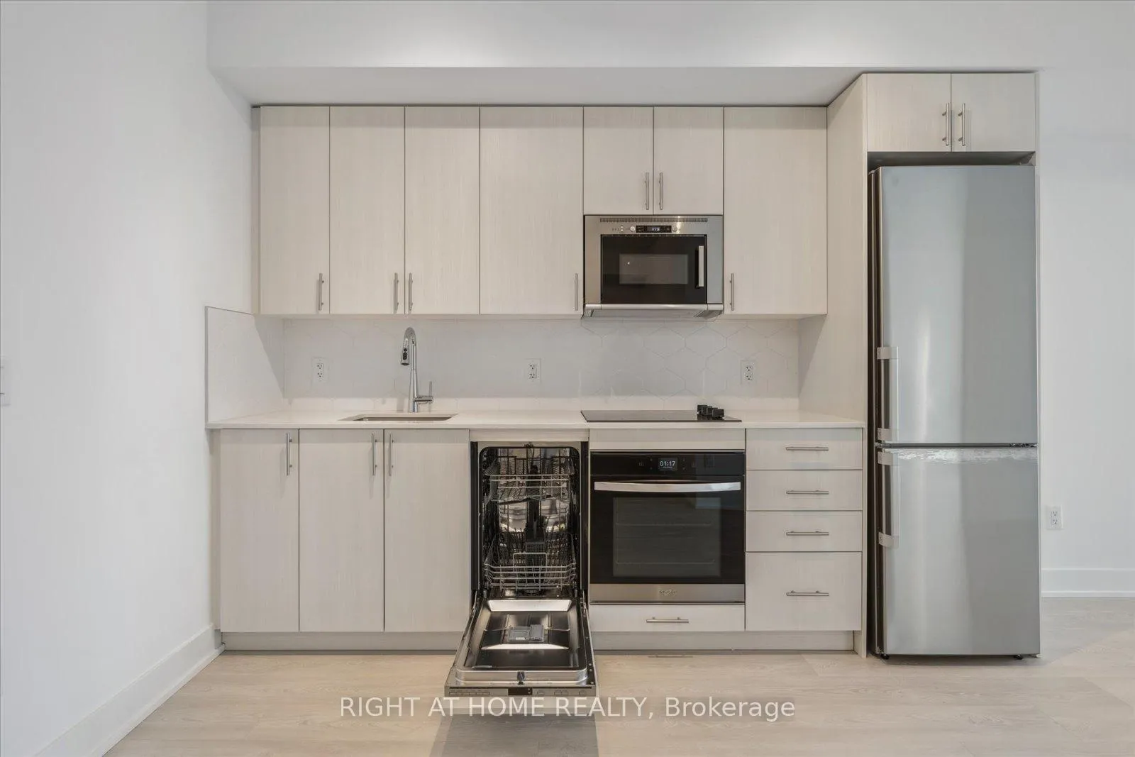Photo 8 of Unit 1613, 2545 Simcoe Street N, Oshawa, Windfields — HOMEH
