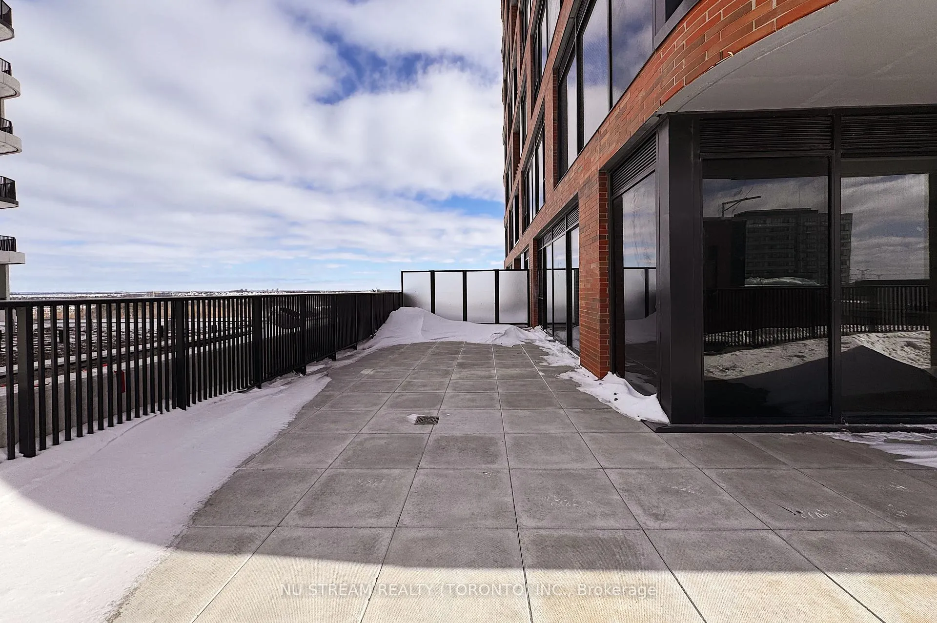 Photo 2 of Unit 902, 38 Andre De Grasse Street, Markham, Unionville — HOMEH
