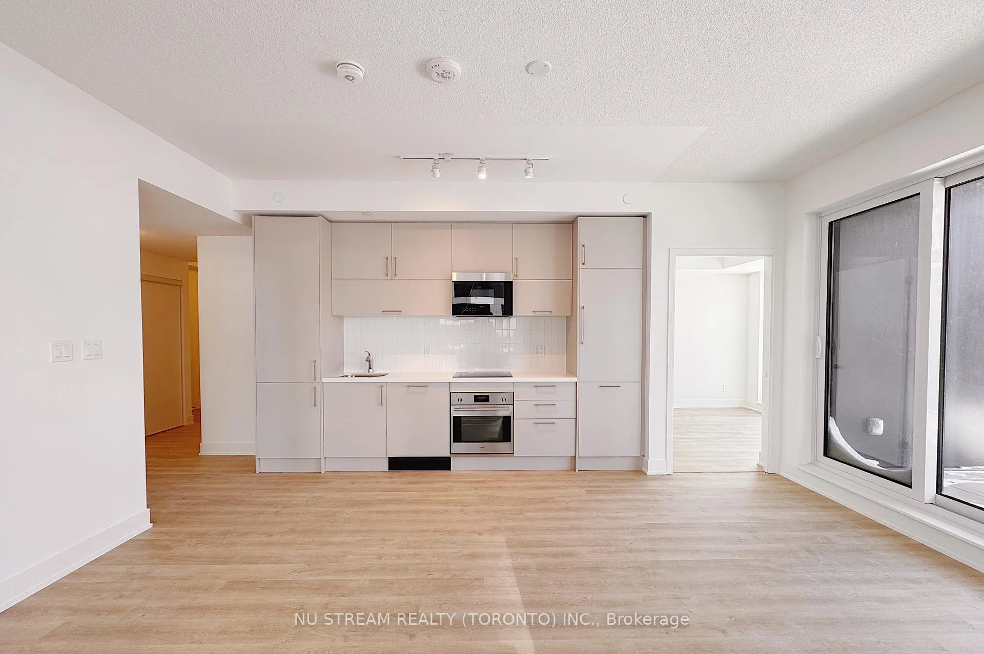 Photo 3 of Unit 902, 38 Andre De Grasse Street, Markham, Unionville — HOMEH