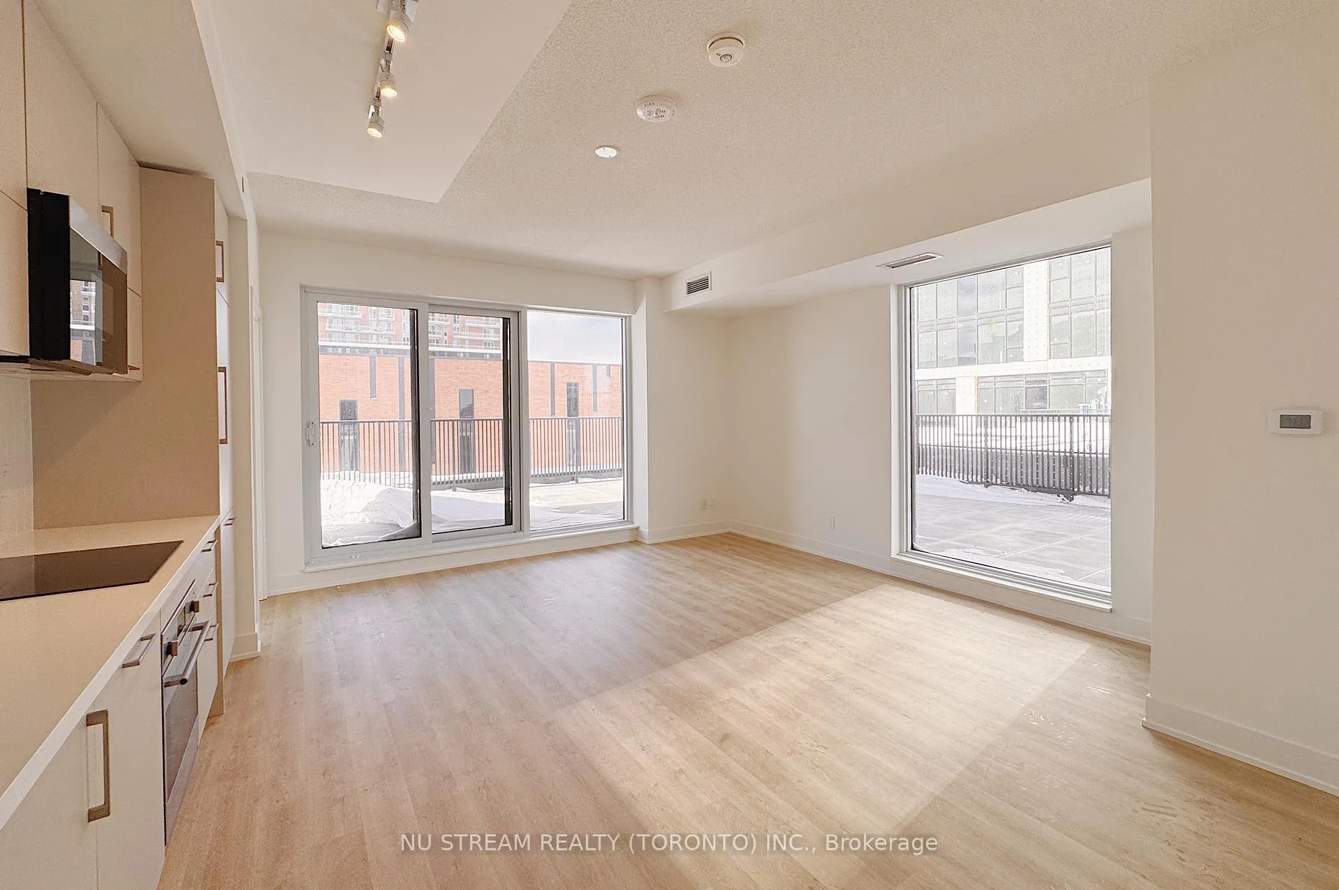 Photo 4 of Unit 902, 38 Andre De Grasse Street, Markham, Unionville — HOMEH