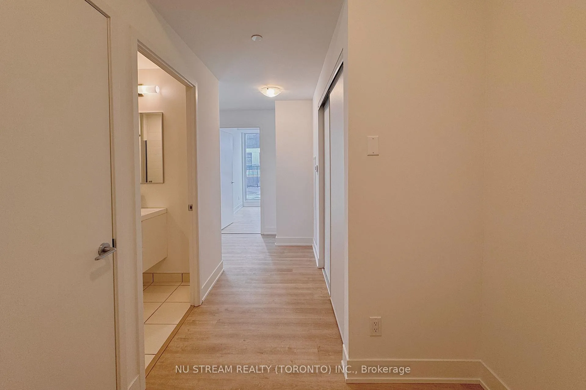 Photo 5 of Unit 902, 38 Andre De Grasse Street, Markham, Unionville — HOMEH