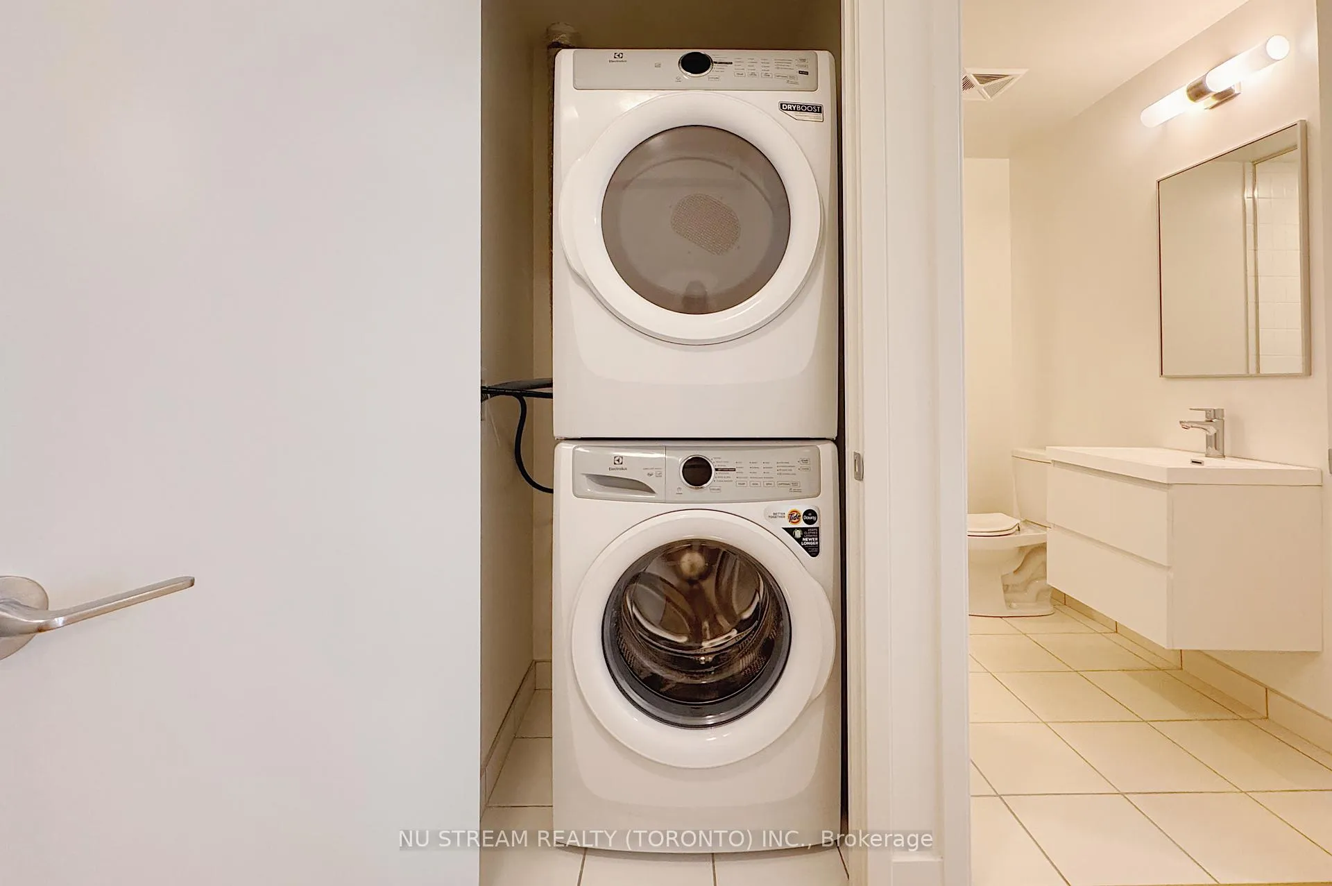 Photo 6 of Unit 902, 38 Andre De Grasse Street, Markham, Unionville — HOMEH