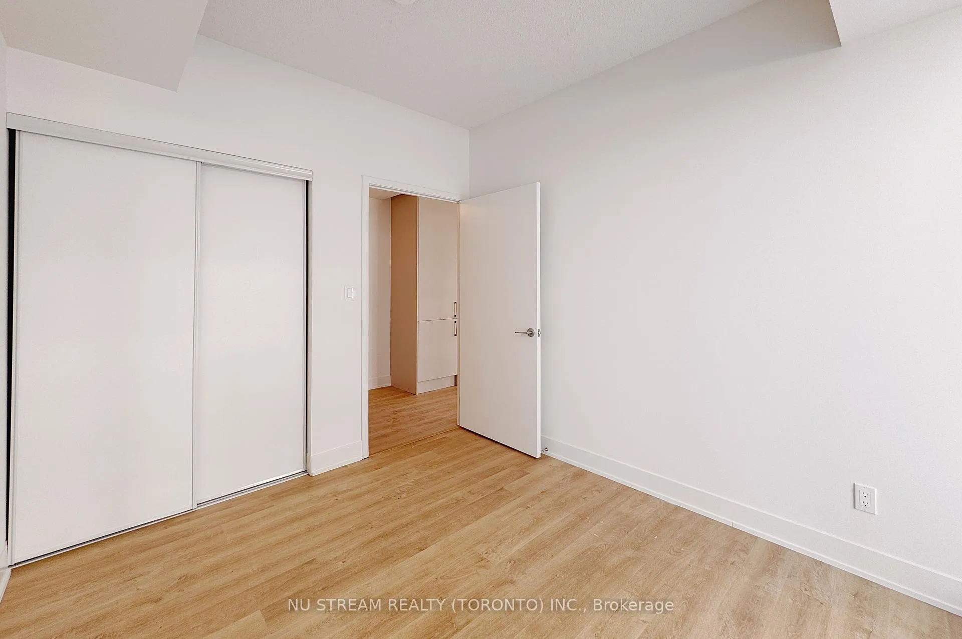 Photo 10 of Unit 902, 38 Andre De Grasse Street, Markham, Unionville — HOMEH