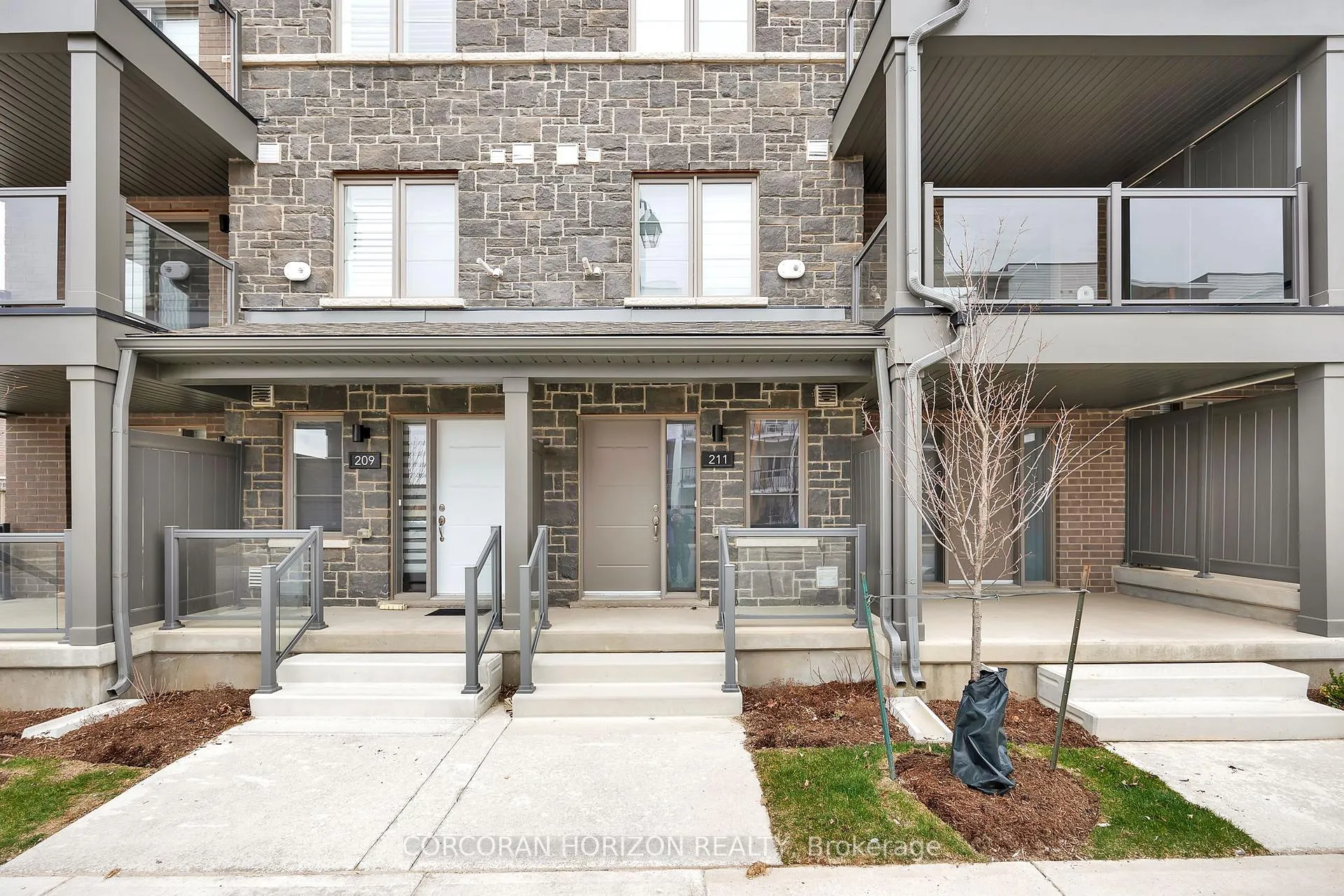 Photo 2 of 211 West Oak Trail, Kitchener — HOMEH