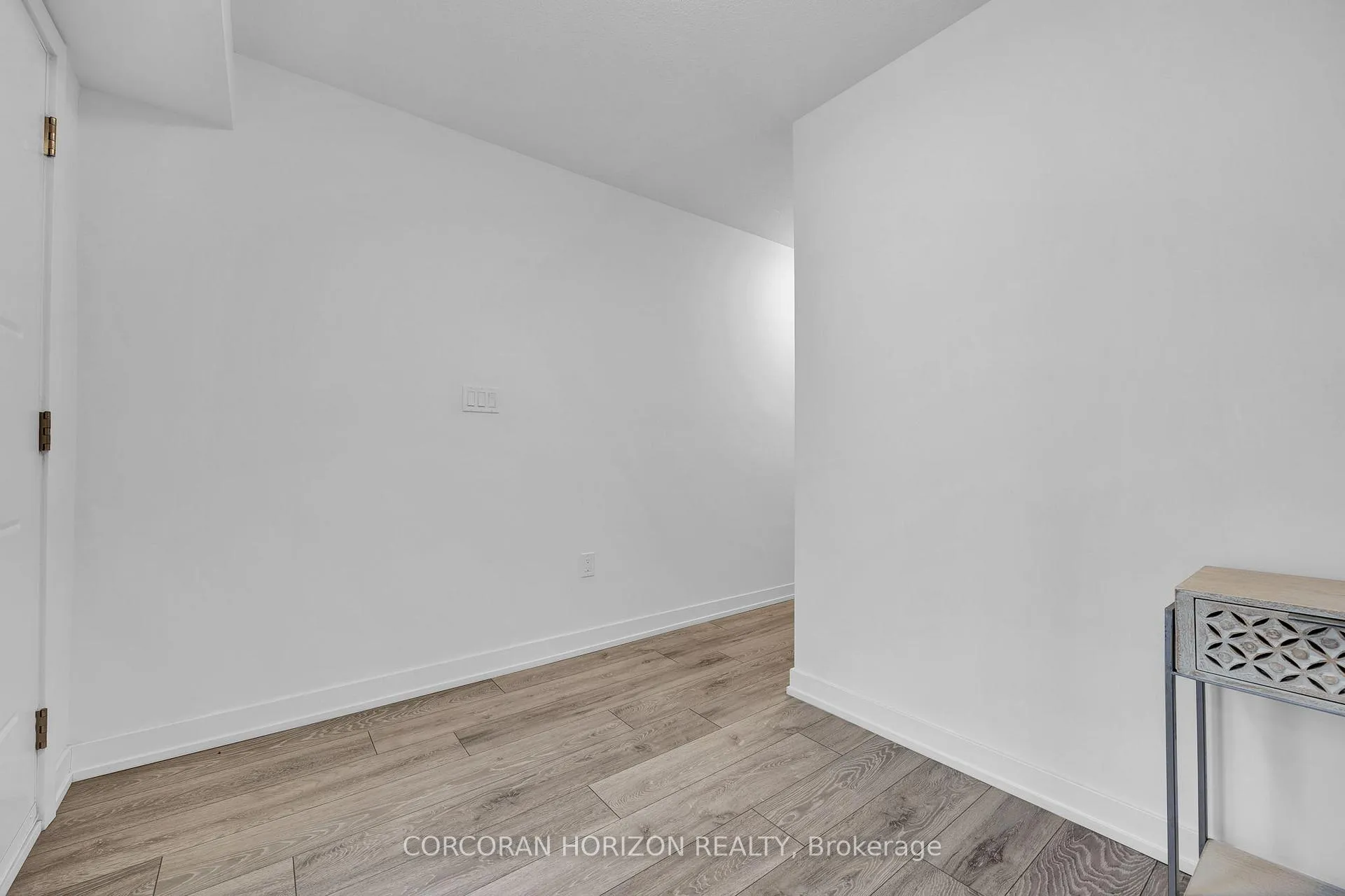 Photo 4 of 211 West Oak Trail, Kitchener — HOMEH