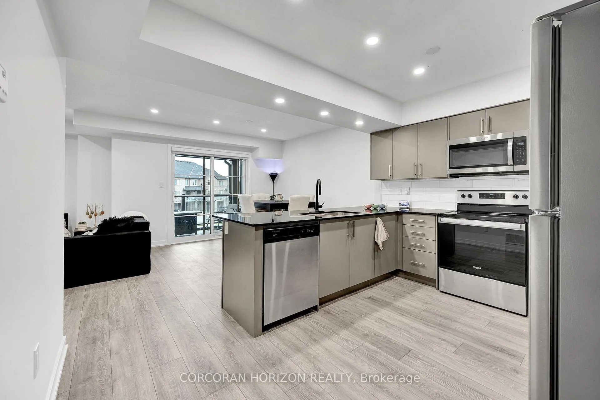 Photo 7 of 211 West Oak Trail, Kitchener — HOMEH