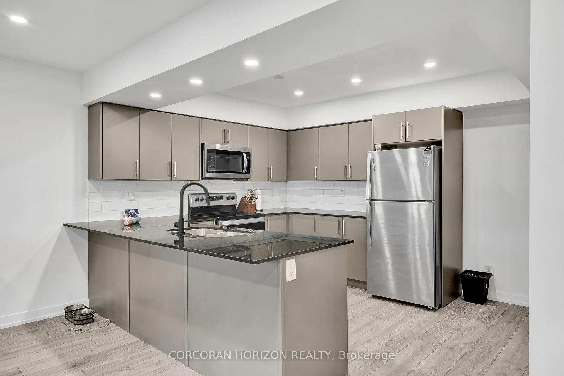 Photo 8 of 211 West Oak Trail, Kitchener — HOMEH