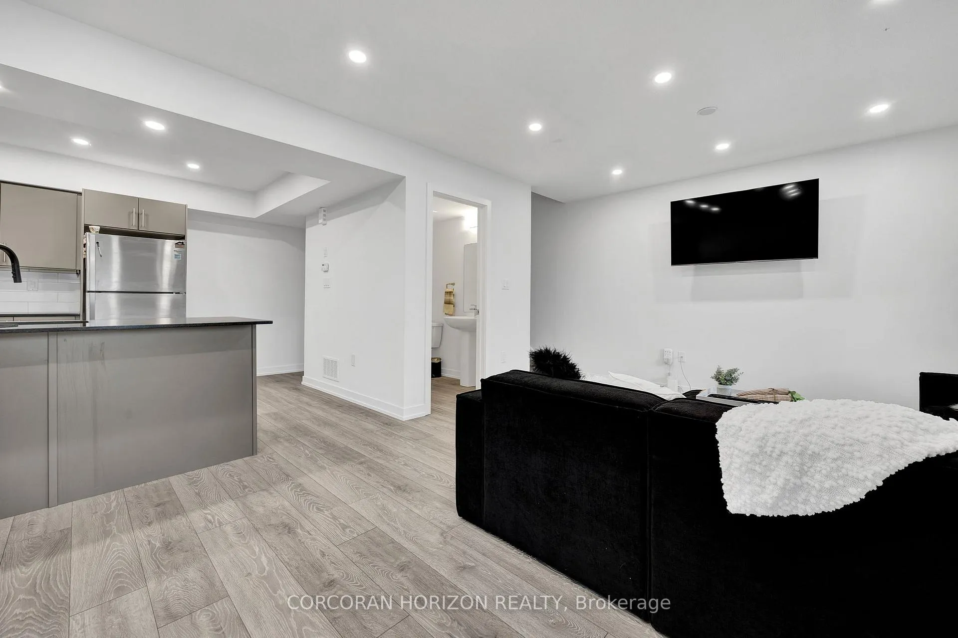 Photo 10 of 211 West Oak Trail, Kitchener — HOMEH