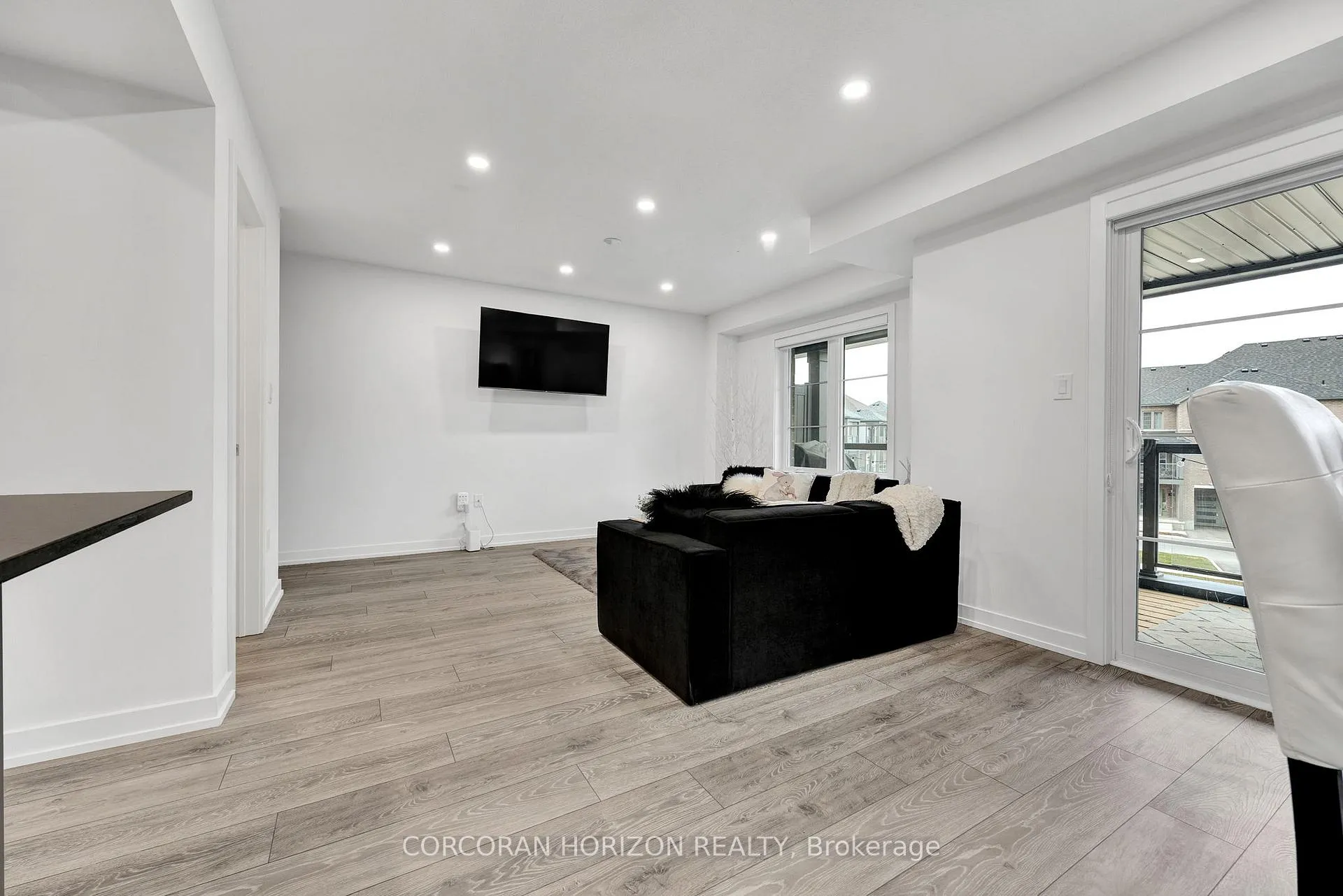 Photo 11 of 211 West Oak Trail, Kitchener — HOMEH