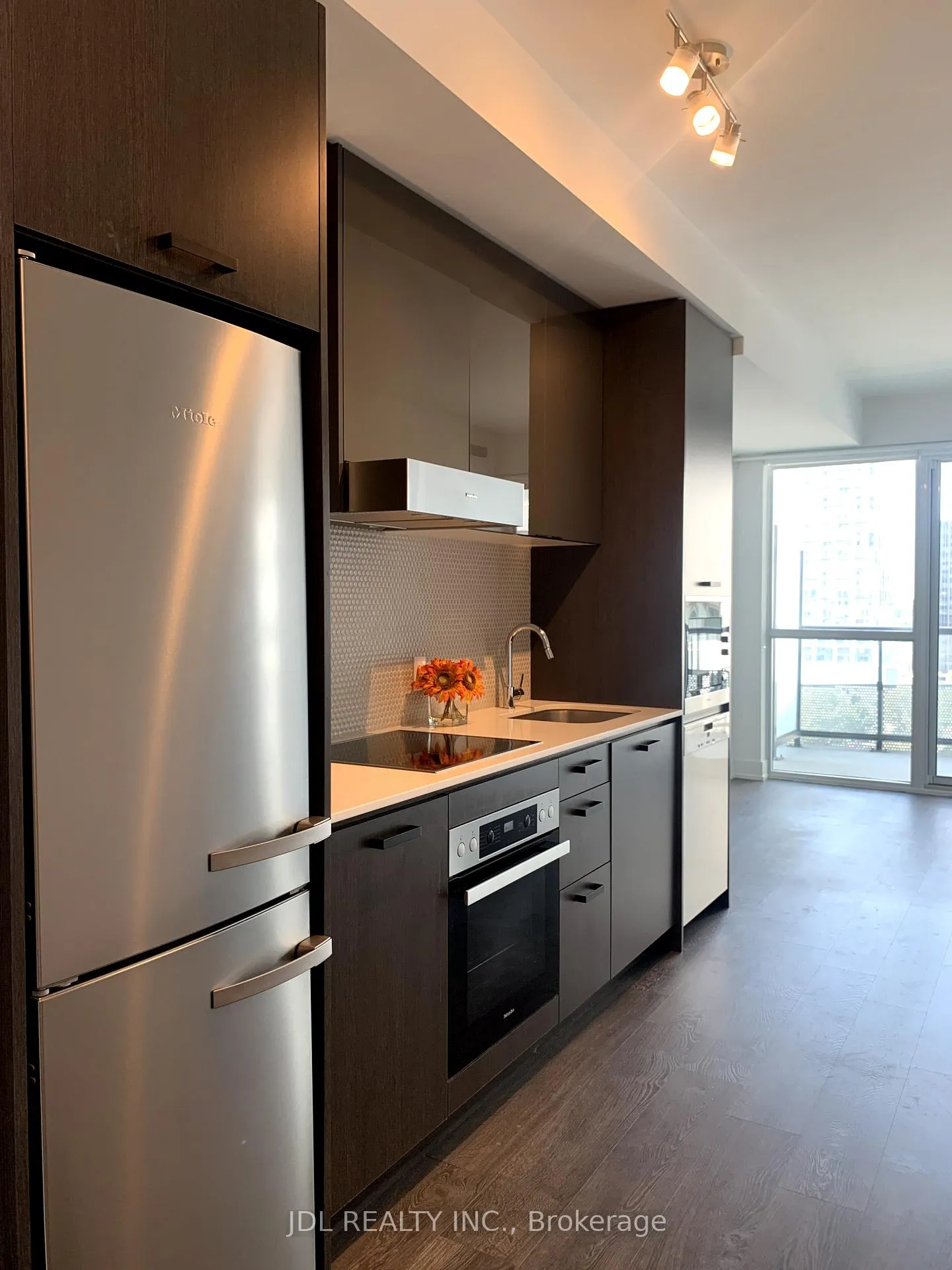Photo 5 of Unit 805, 11 Lillian Street, Toronto, Mount Pleasant West — HOMEH