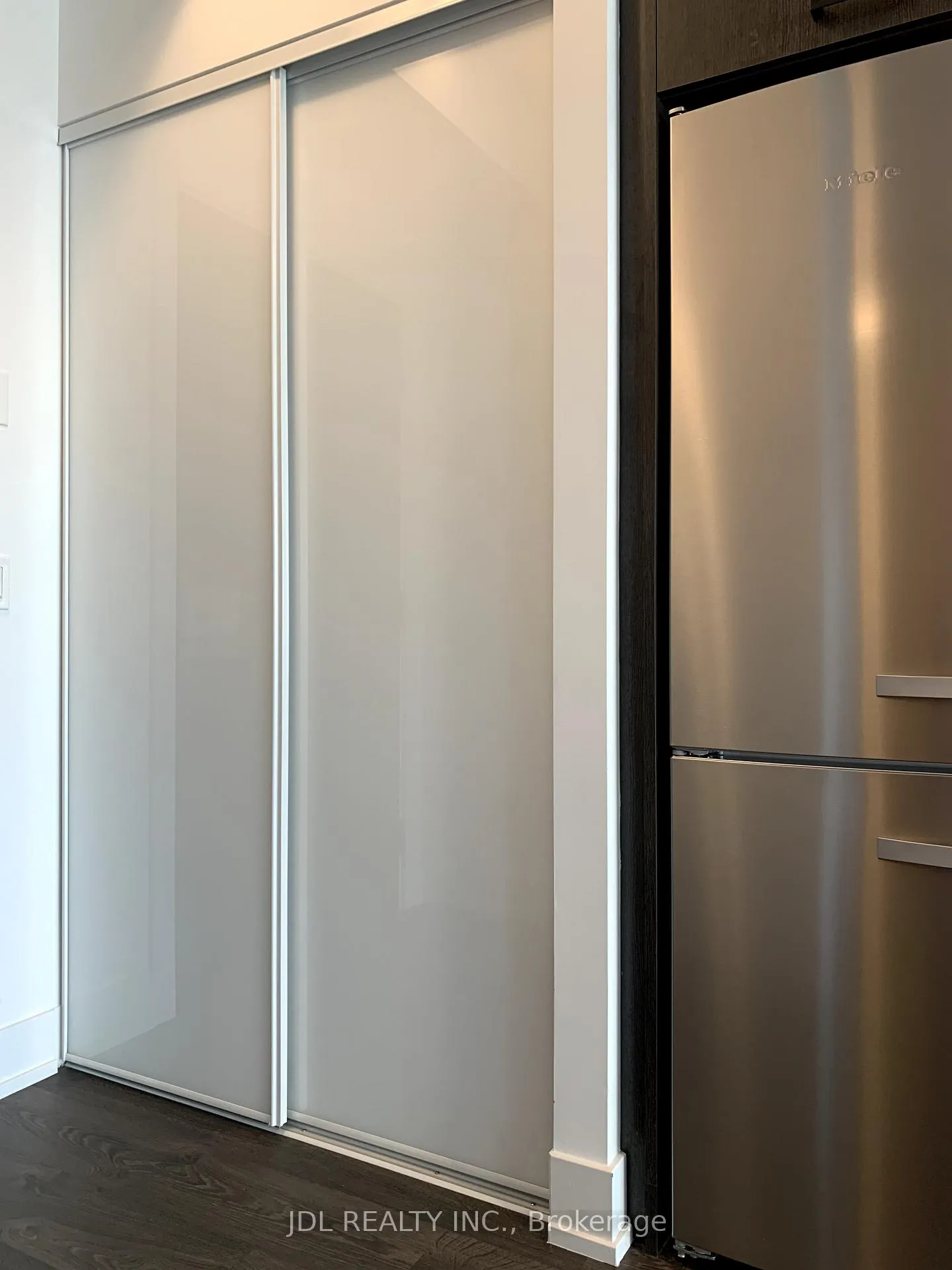 Photo 6 of Unit 805, 11 Lillian Street, Toronto, Mount Pleasant West — HOMEH