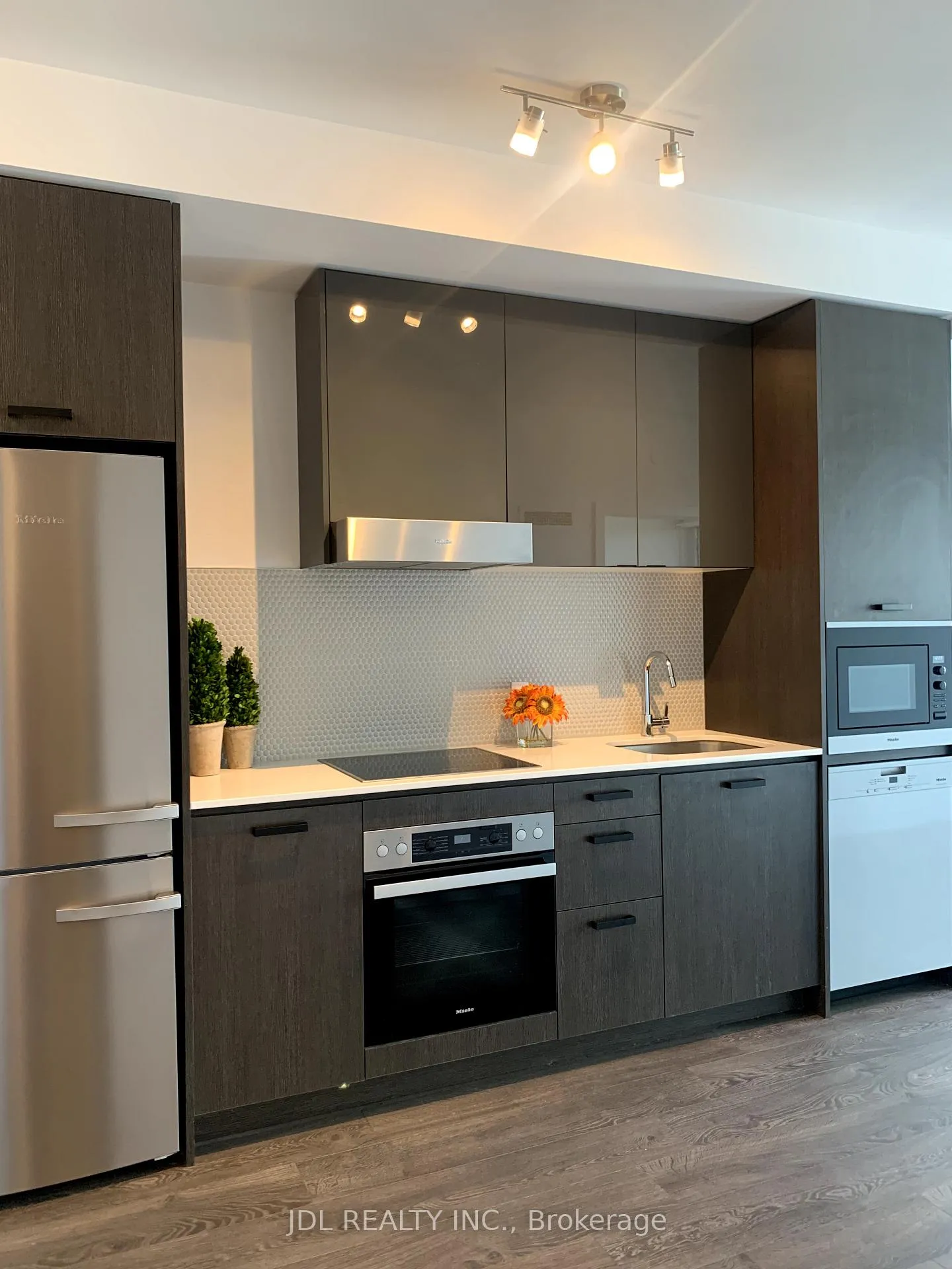 Photo 8 of Unit 805, 11 Lillian Street, Toronto, Mount Pleasant West — HOMEH