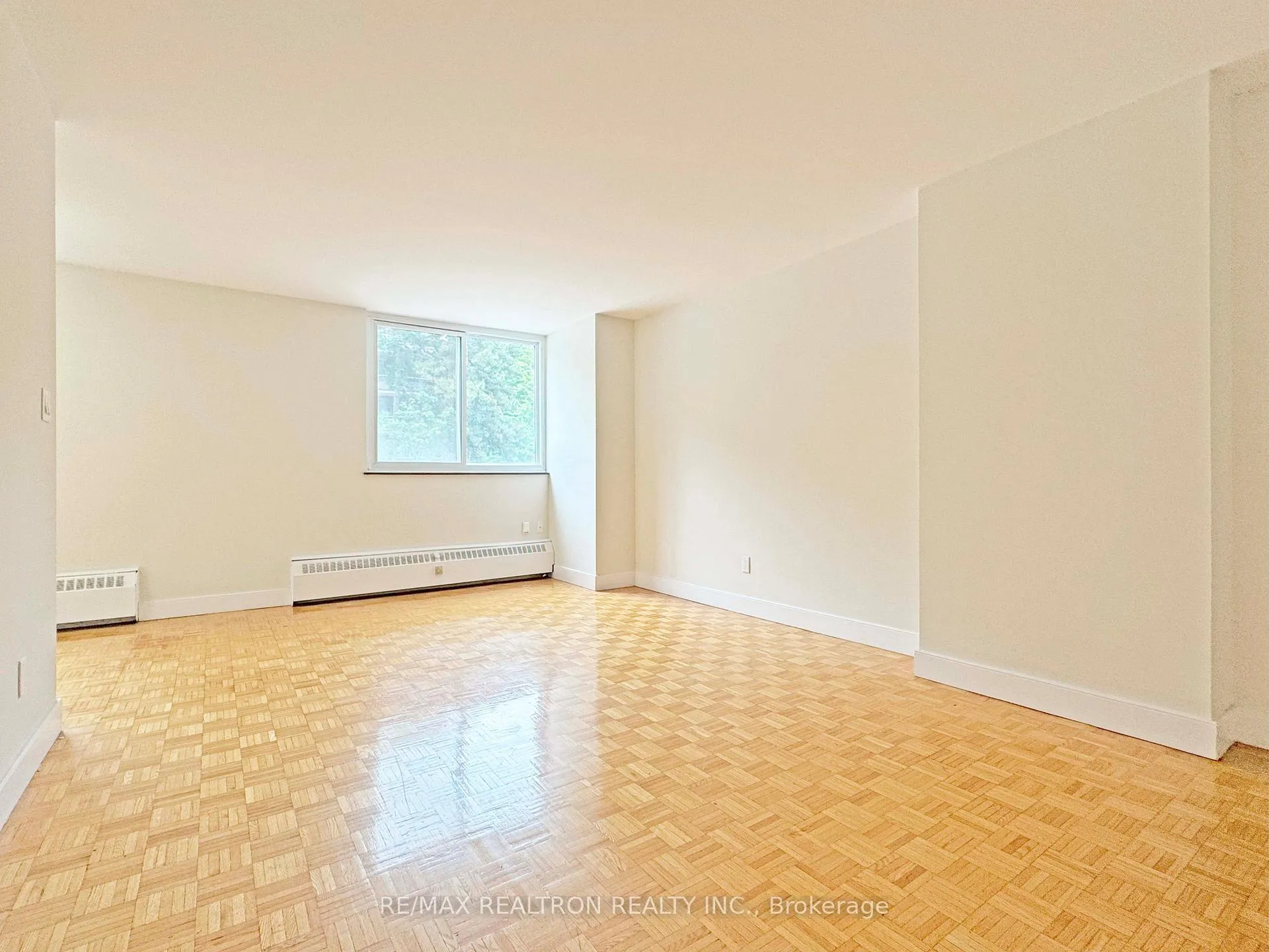 Photo 2 of Unit 205, 10 Shallmar Boulevard, Toronto, Forest Hill North — HOMEH