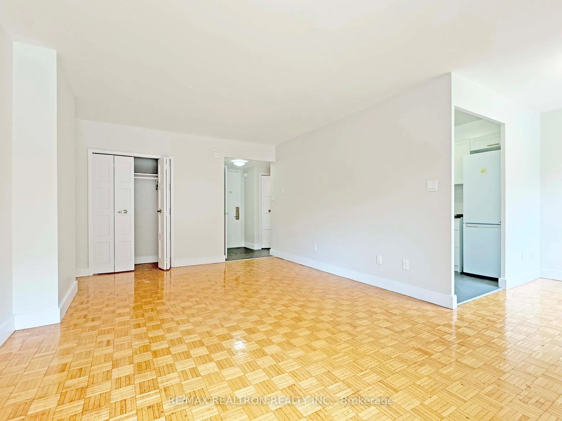 Photo 3 of Unit 205, 10 Shallmar Boulevard, Toronto, Forest Hill North — HOMEH