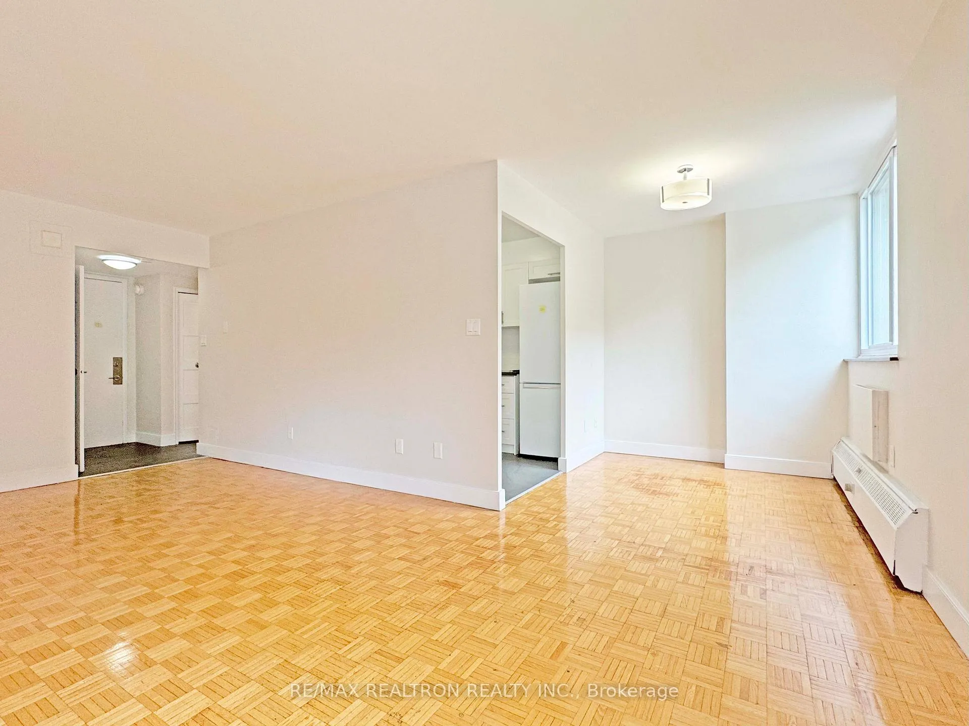 Photo 4 of Unit 205, 10 Shallmar Boulevard, Toronto, Forest Hill North — HOMEH