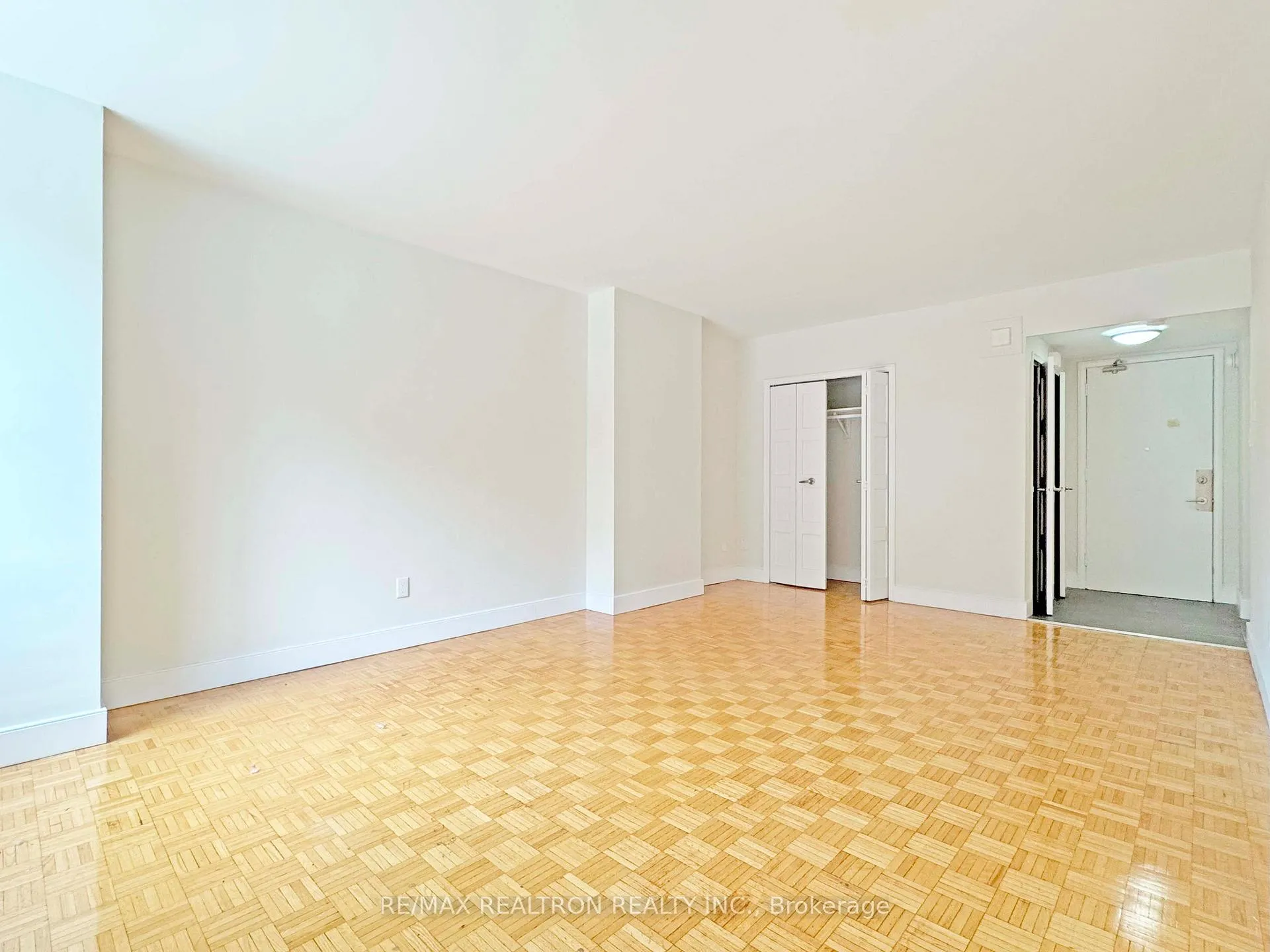 Photo 5 of Unit 205, 10 Shallmar Boulevard, Toronto, Forest Hill North — HOMEH