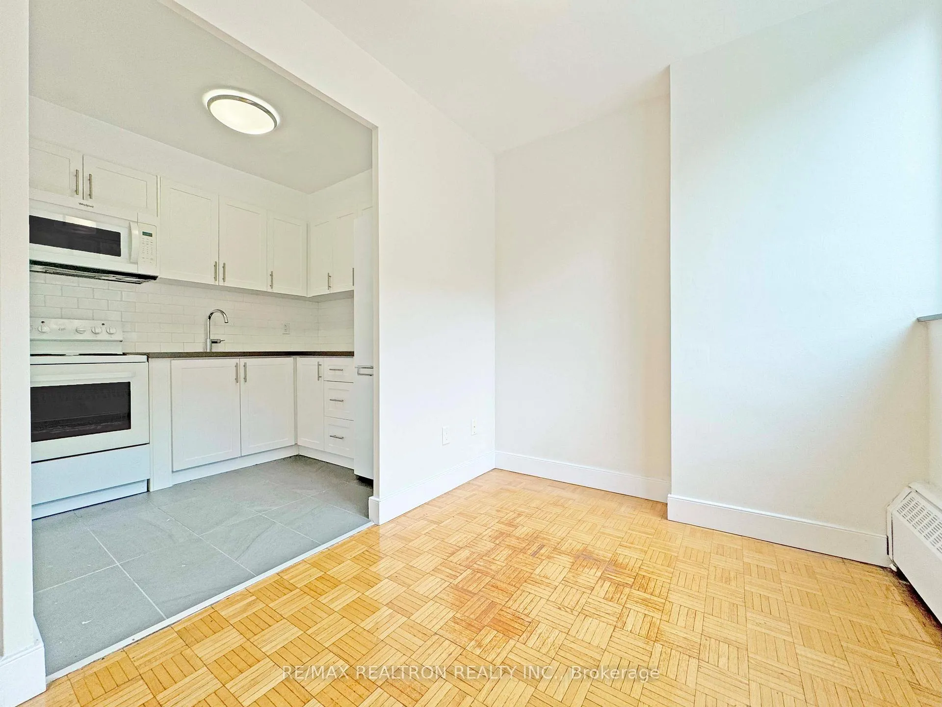 Photo 6 of Unit 205, 10 Shallmar Boulevard, Toronto, Forest Hill North — HOMEH