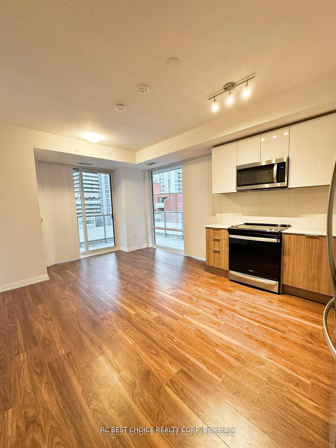 Photo 3 of Unit 617, 50 Dunfield Avenue, Toronto, Mount Pleasant West — HOMEH