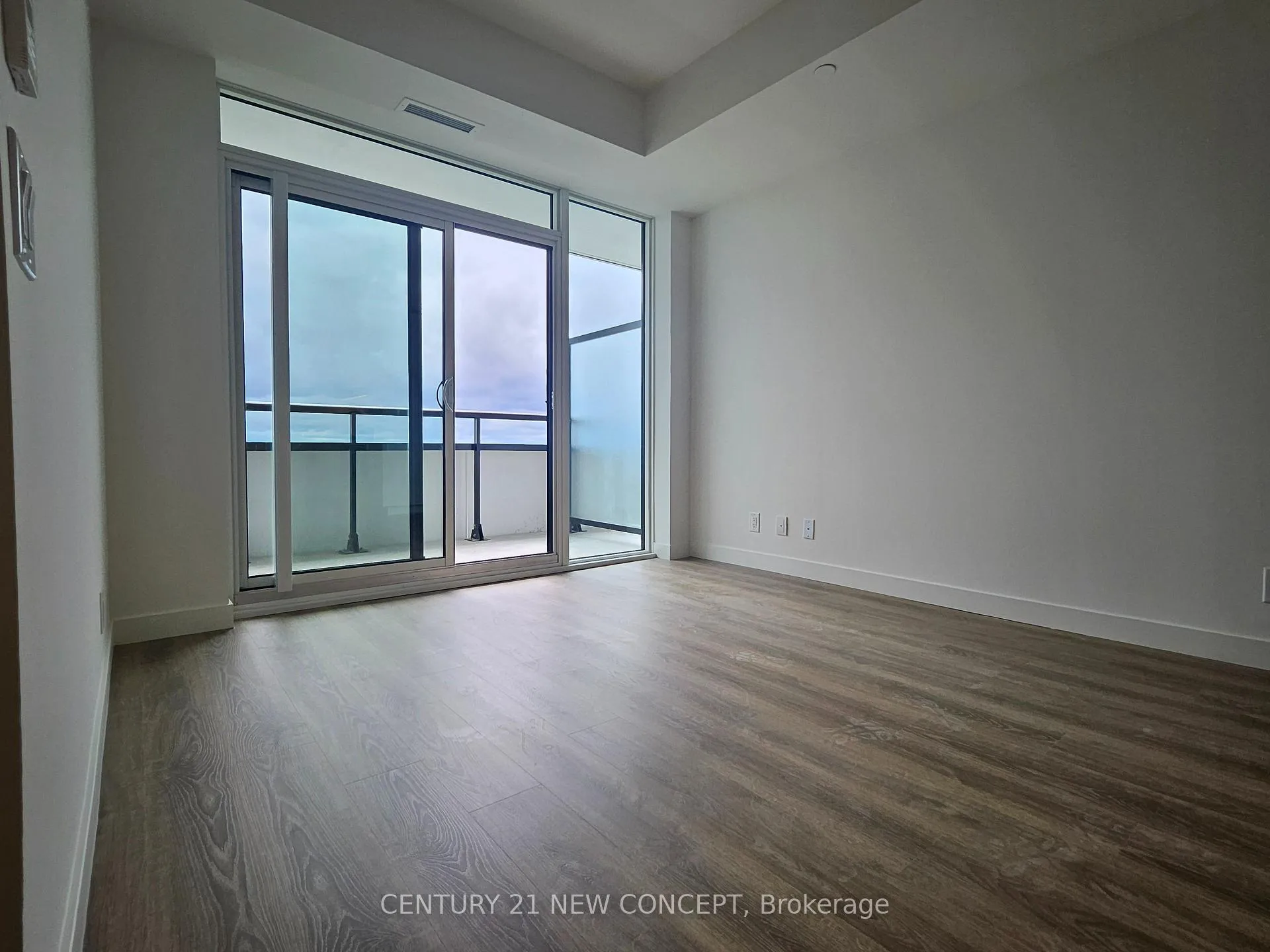 Photo 5 of Unit 906, 1050 Eastern Avenue, Toronto, The Beaches — HOMEH