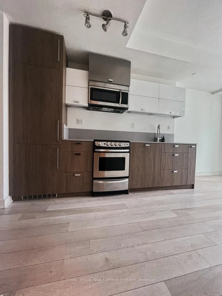 Front of Unit 2102, 290 Adelaide Street W