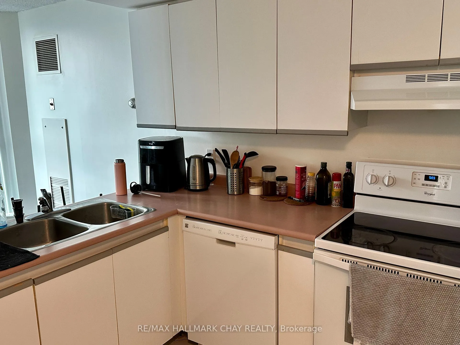 Photo 7 of Unit 1406, 150 Dunlop Street E, Barrie, Bayfield — HOMEH
