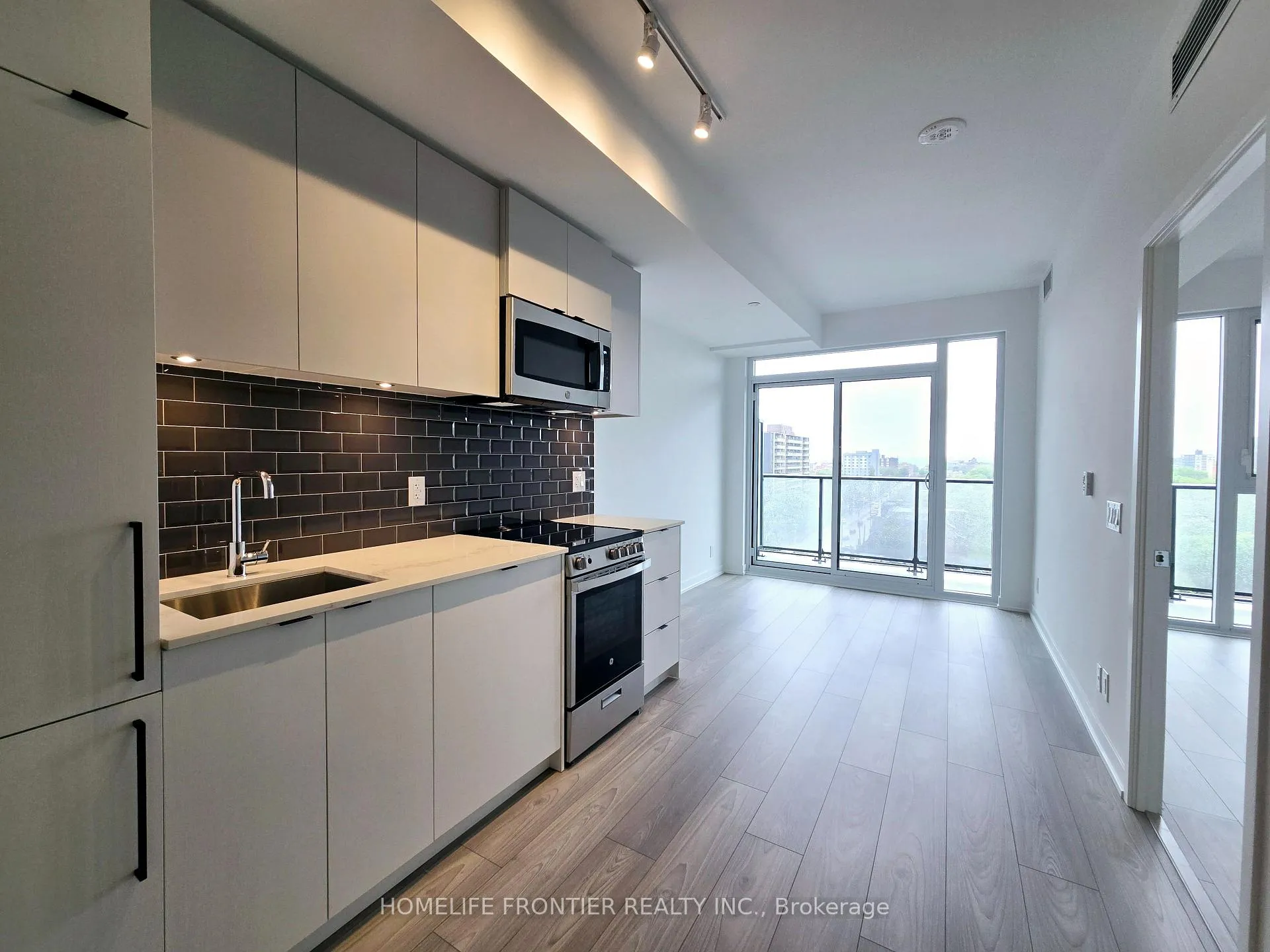Front of Unit 822, 285 Dufferin Street