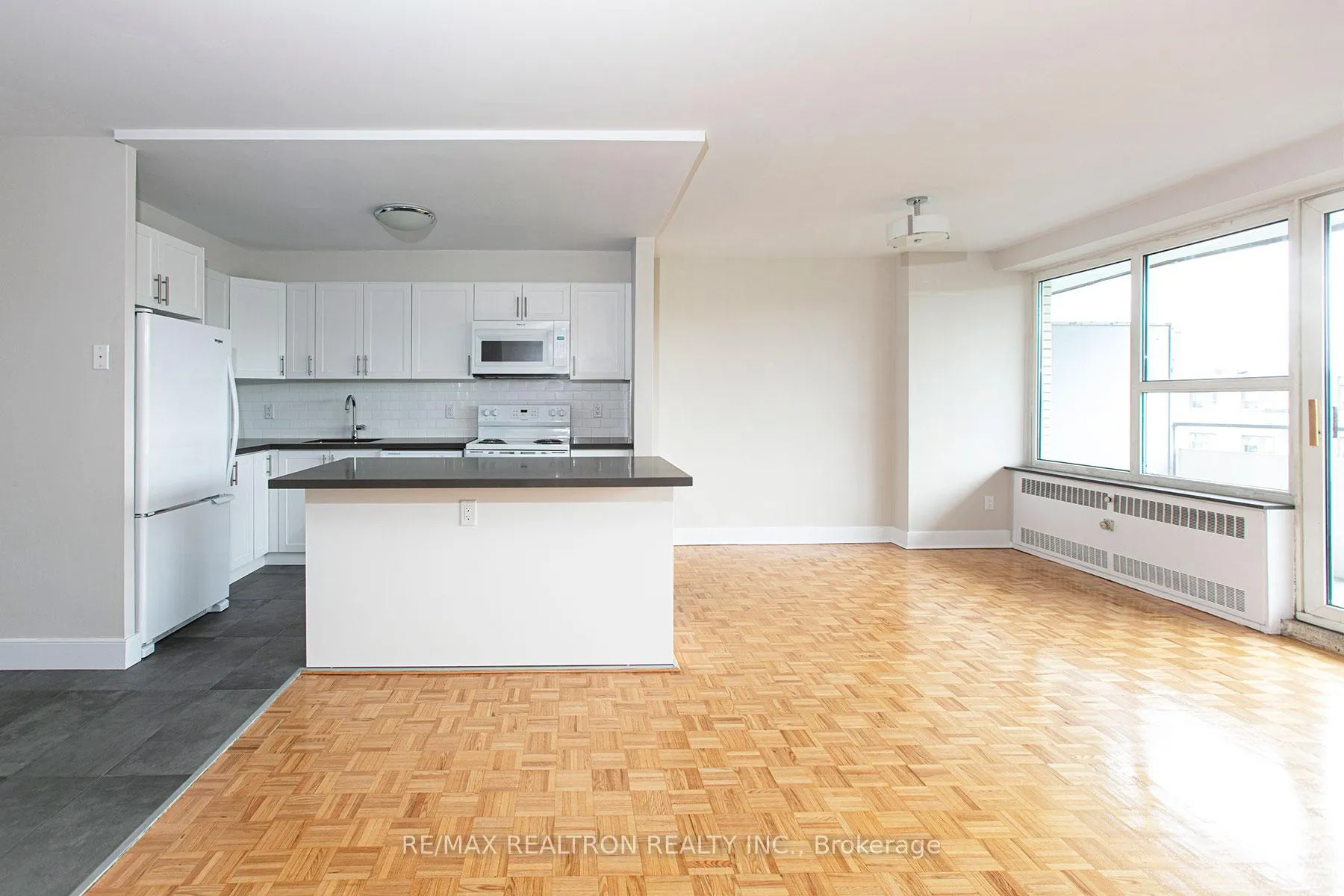 Photo 3 of Unit 208, 10 Shallmar Boulevard, Toronto, Forest Hill North — HOMEH