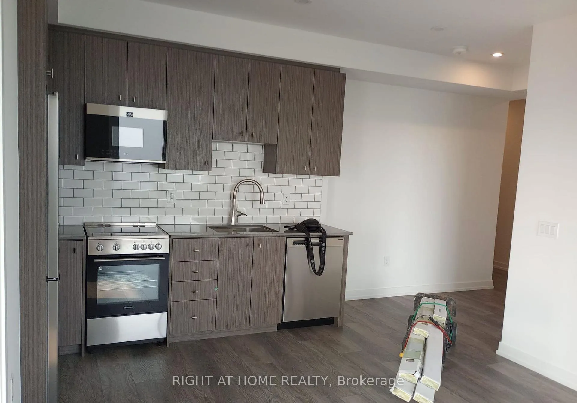 Photo 3 of Unit 2809, 15 Wellington Street S, Kitchener, Cherry Hill — HOMEH