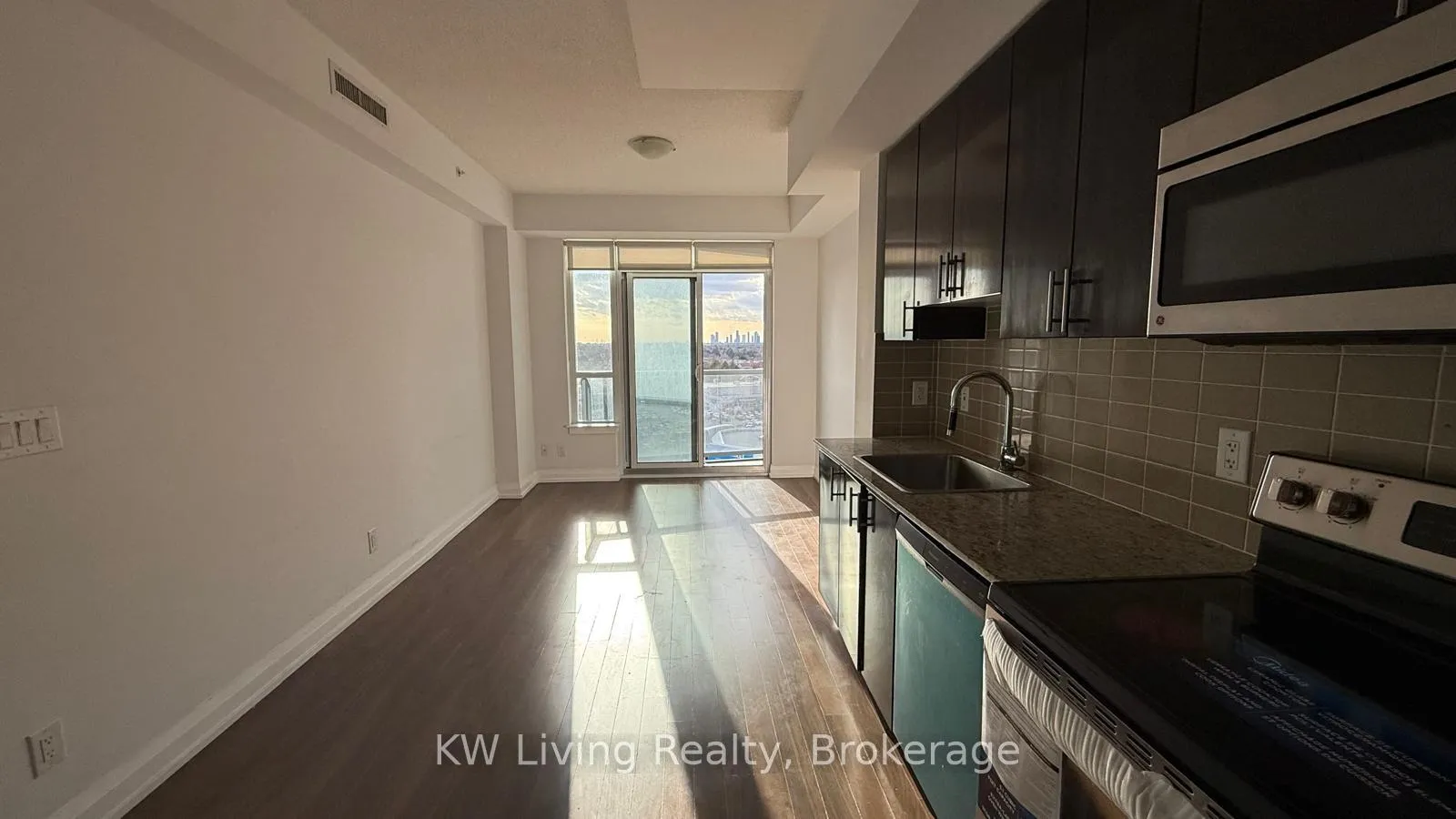 Photo 3 of Unit 720, 7161 Yonge Street, Markham, Thornhill — HOMEH
