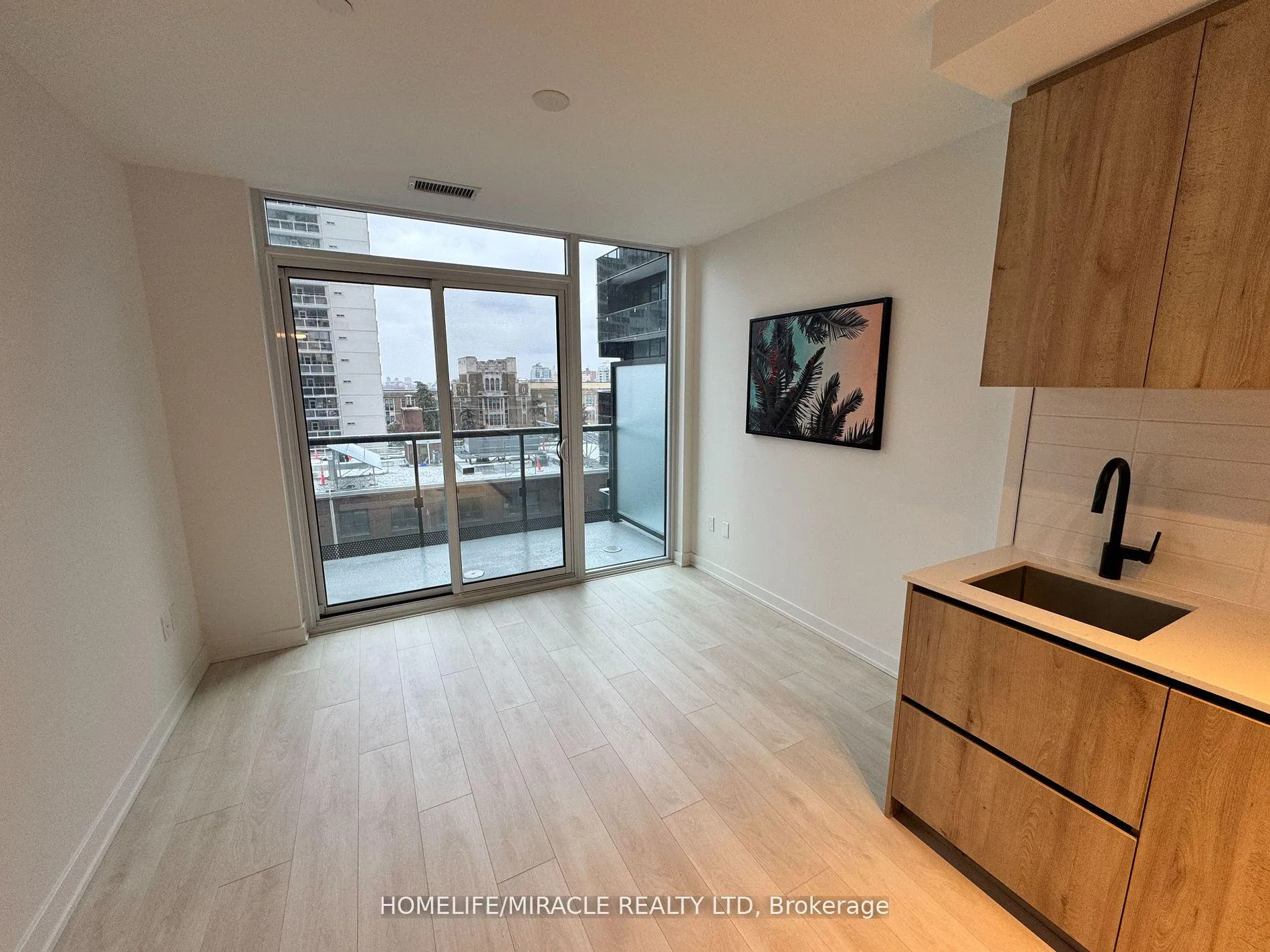 Photo 3 of Unit 619, 117 Broadway Avenue, Toronto, Mount Pleasant West — HOMEH