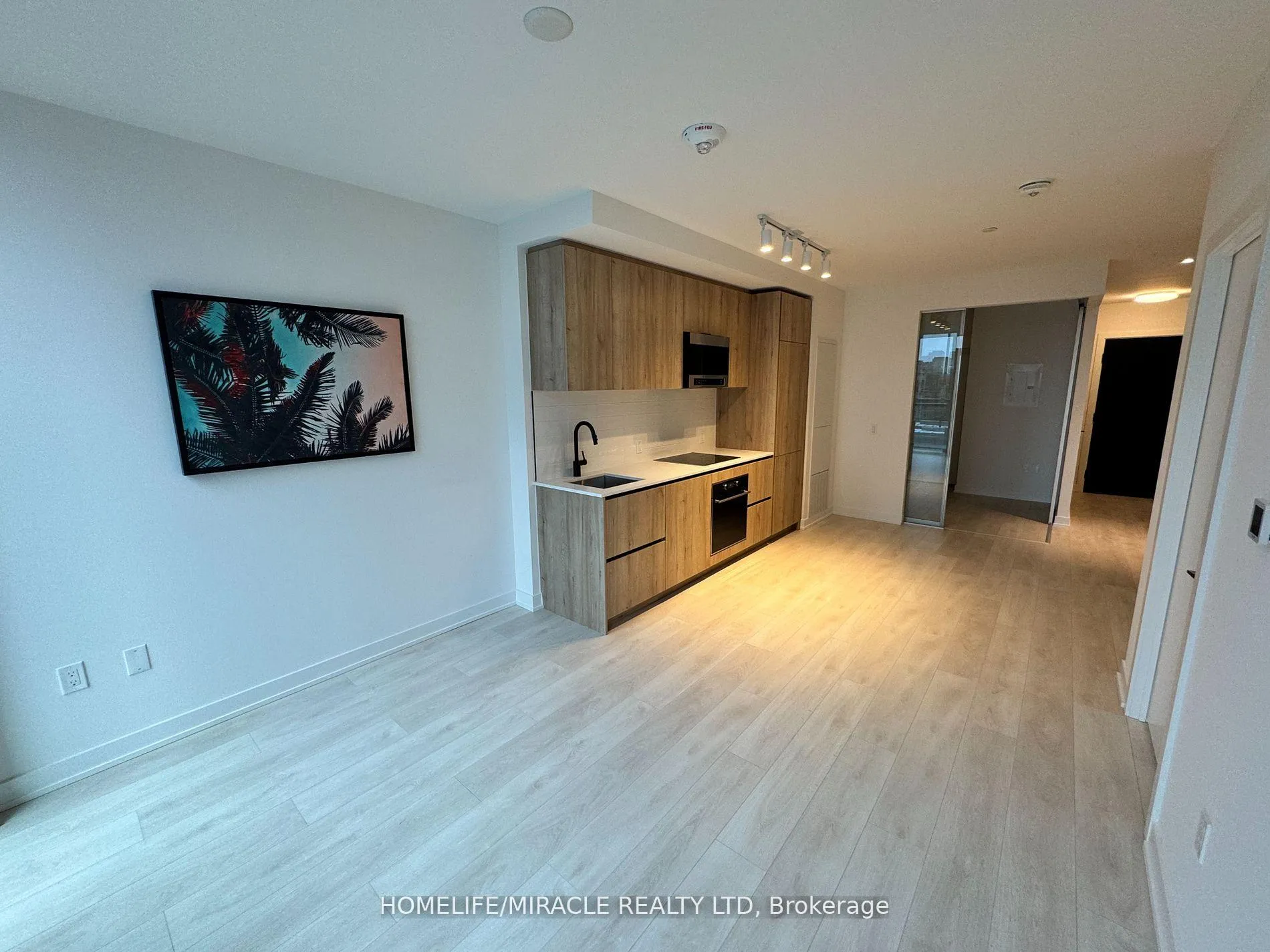 Photo 4 of Unit 619, 117 Broadway Avenue, Toronto, Mount Pleasant West — HOMEH
