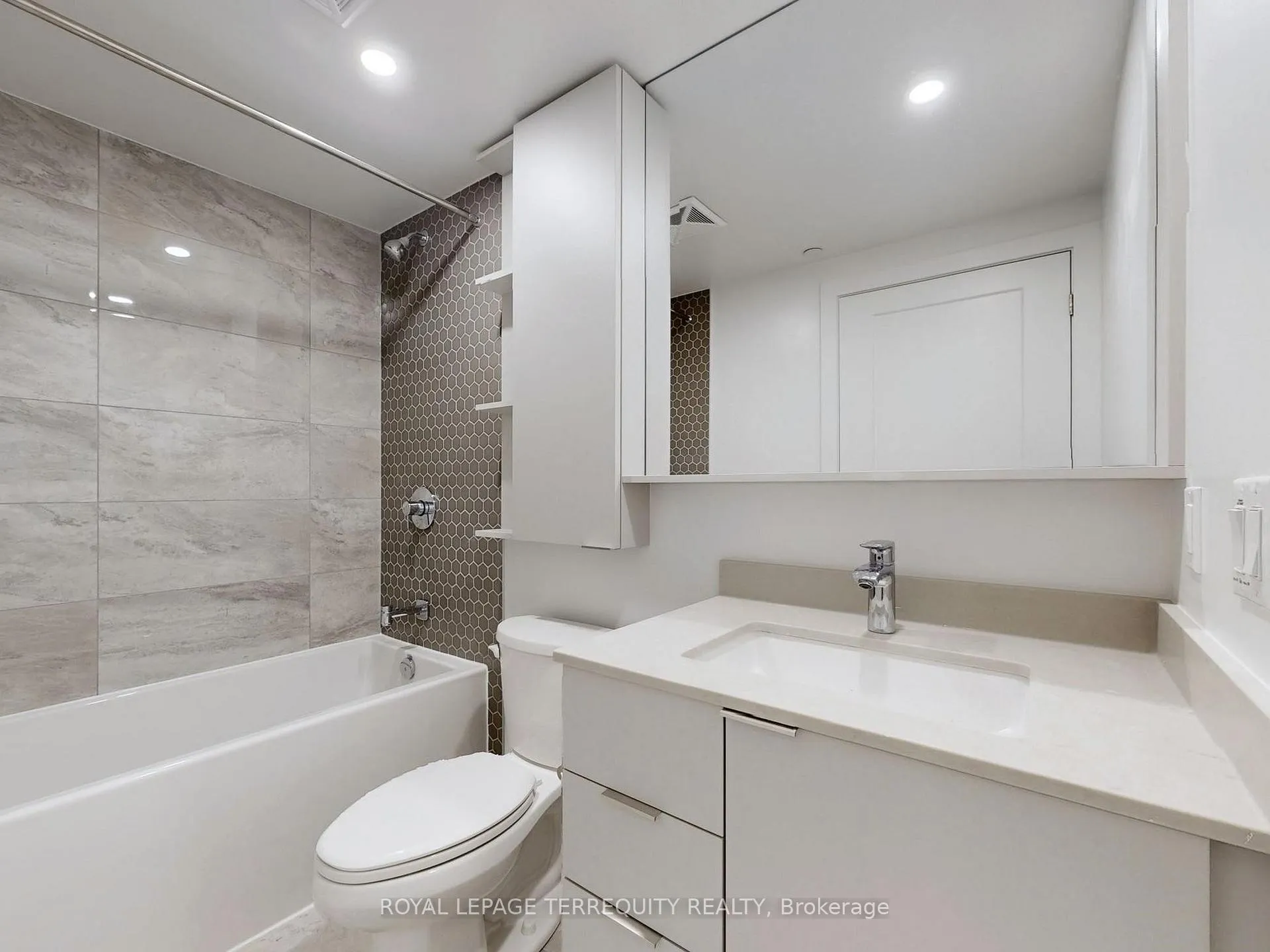 Photo 15 of Unit 701, 8 Cedarland Drive, Markham, Unionville — HOMEH