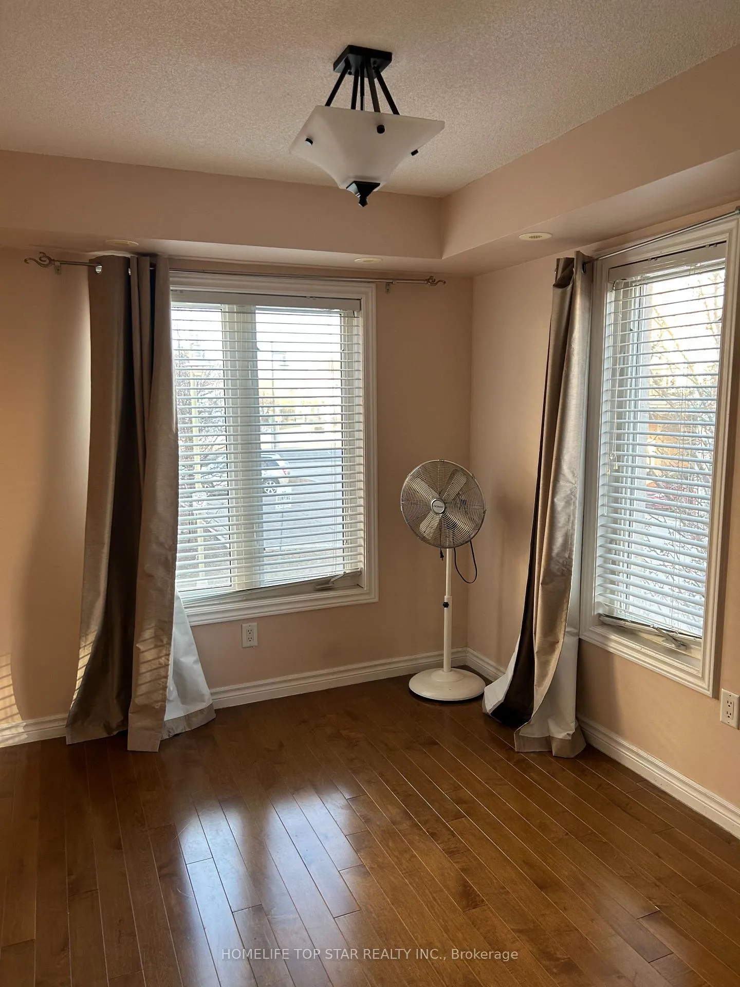 Photo 6 of 202 Louisbourg Way, Markham, Greensborough — HOMEH