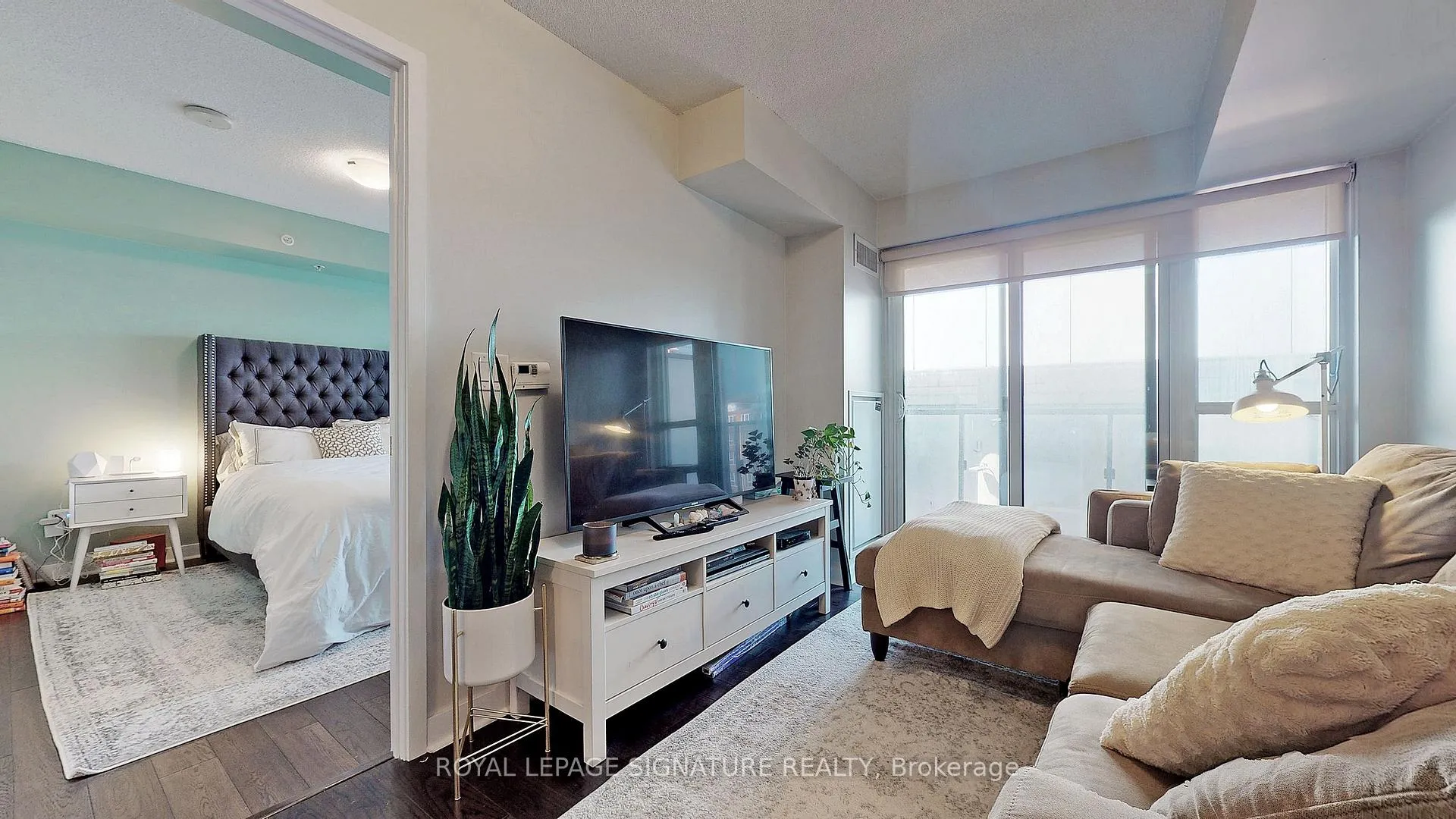 Front of Unit 822, 295 Adelaide Street W