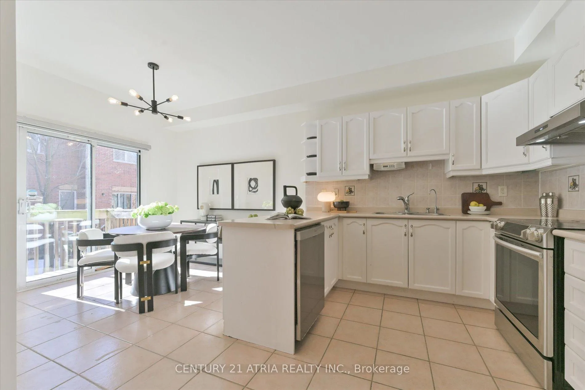Photo 10 of 64 Drew Kelly Way, Markham, Buttonville — HOMEH