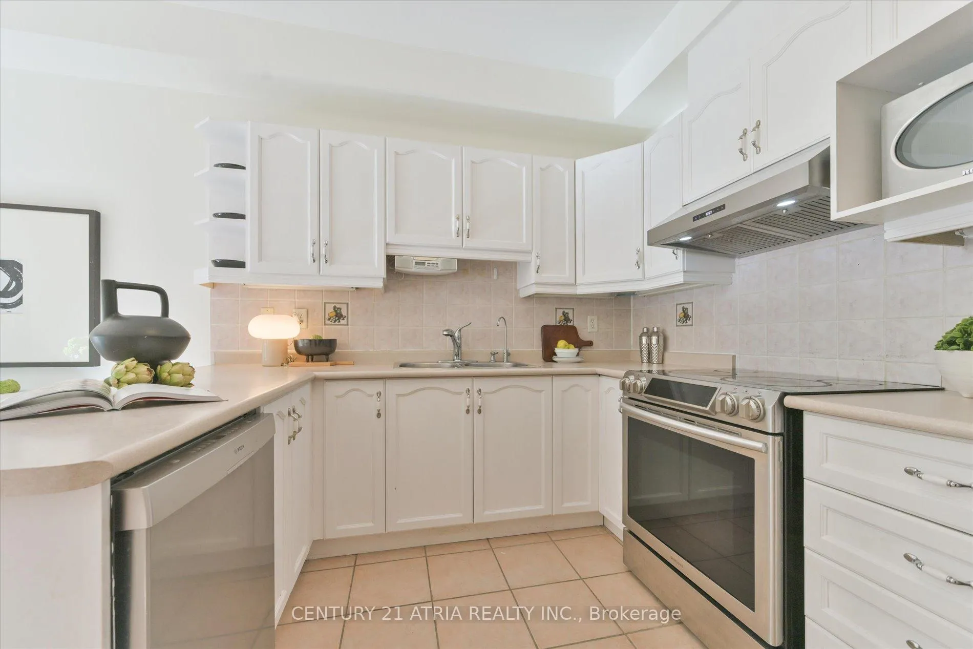 Photo 11 of 64 Drew Kelly Way, Markham, Buttonville — HOMEH