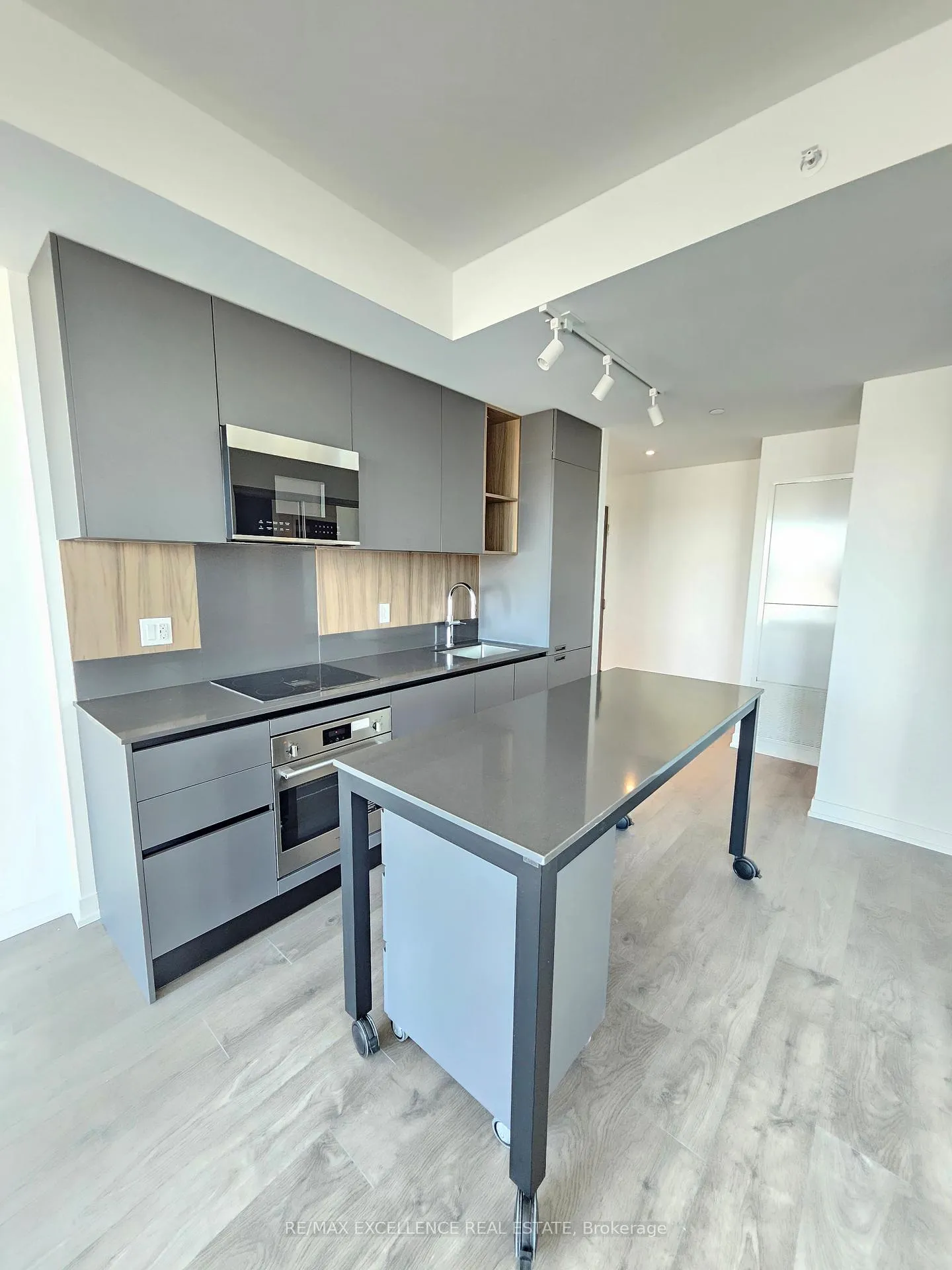 Photo 5 of Unit 905, 39 Mary Street, Barrie, City Centre — HOMEH