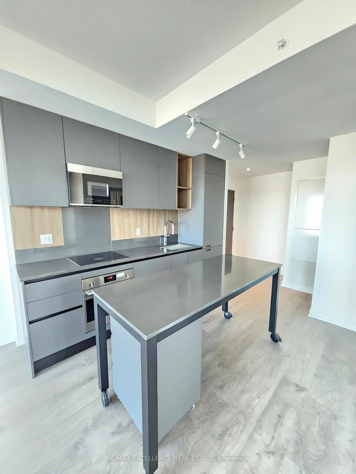 Photo 6 of Unit 905, 39 Mary Street, Barrie, City Centre — HOMEH