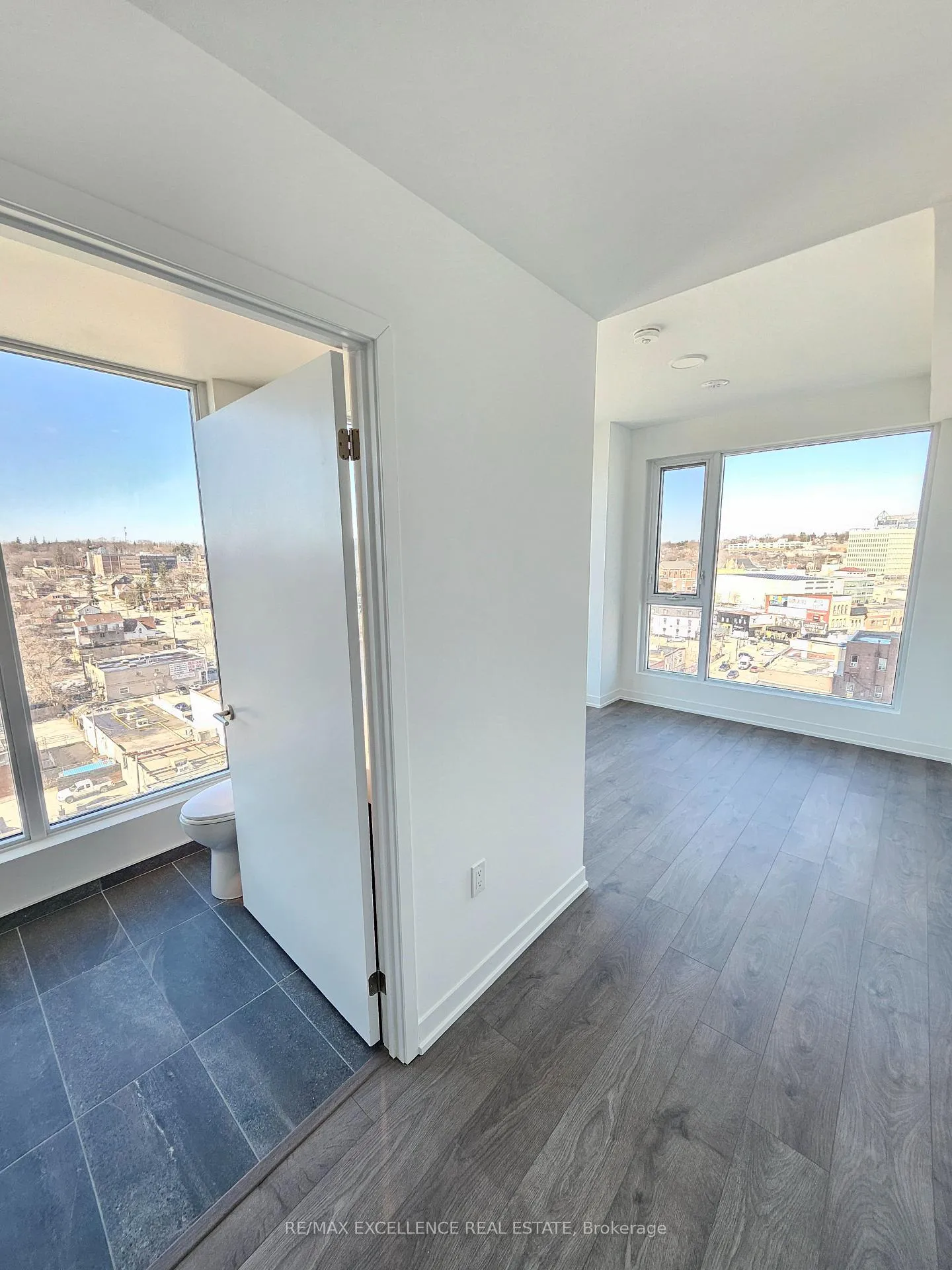 Photo 17 of Unit 905, 39 Mary Street, Barrie, City Centre — HOMEH