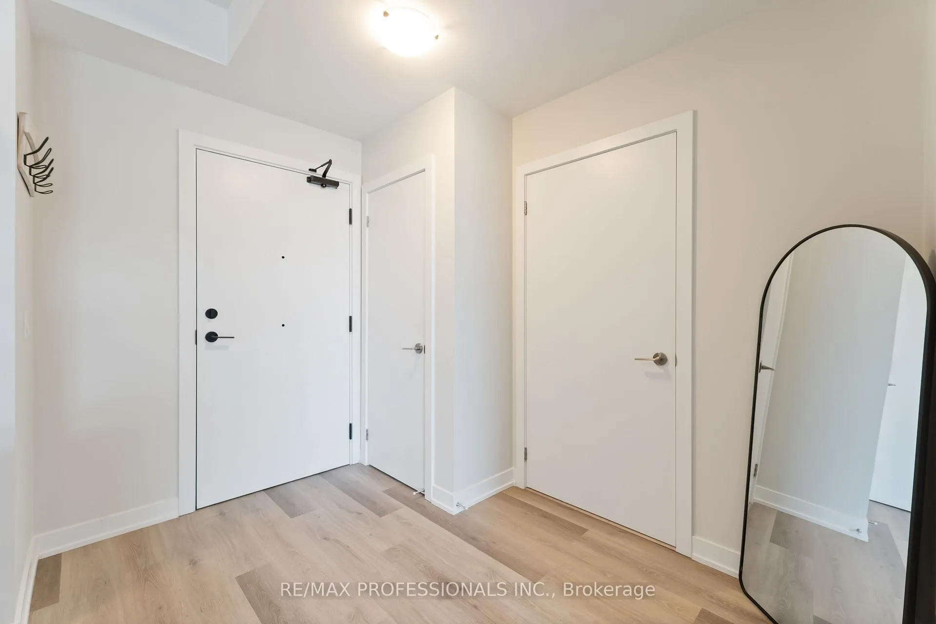 Photo 7 of Unit 207, 600 North Service Road, Hamilton, Lakeshore — HOMEH