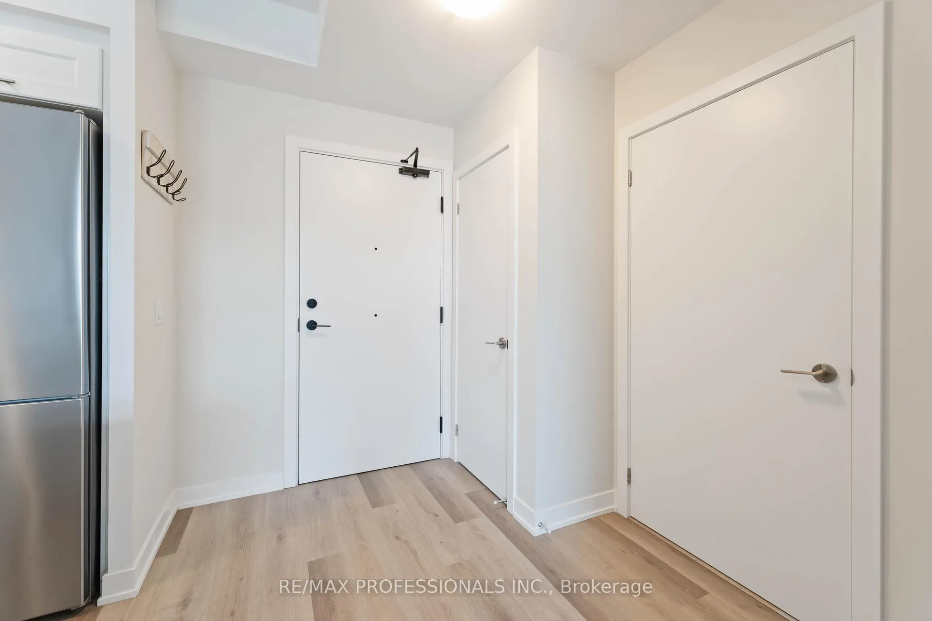 Photo 8 of Unit 207, 600 North Service Road, Hamilton, Lakeshore — HOMEH