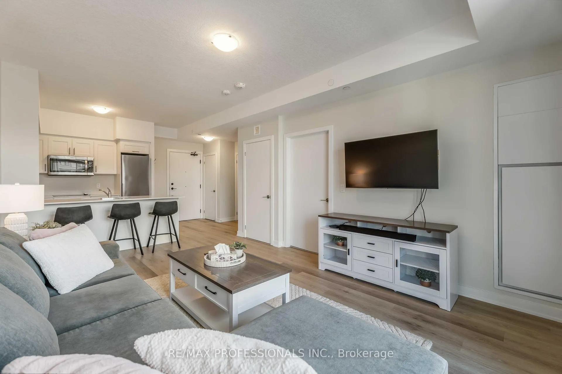 Photo 9 of Unit 207, 600 North Service Road, Hamilton, Lakeshore — HOMEH