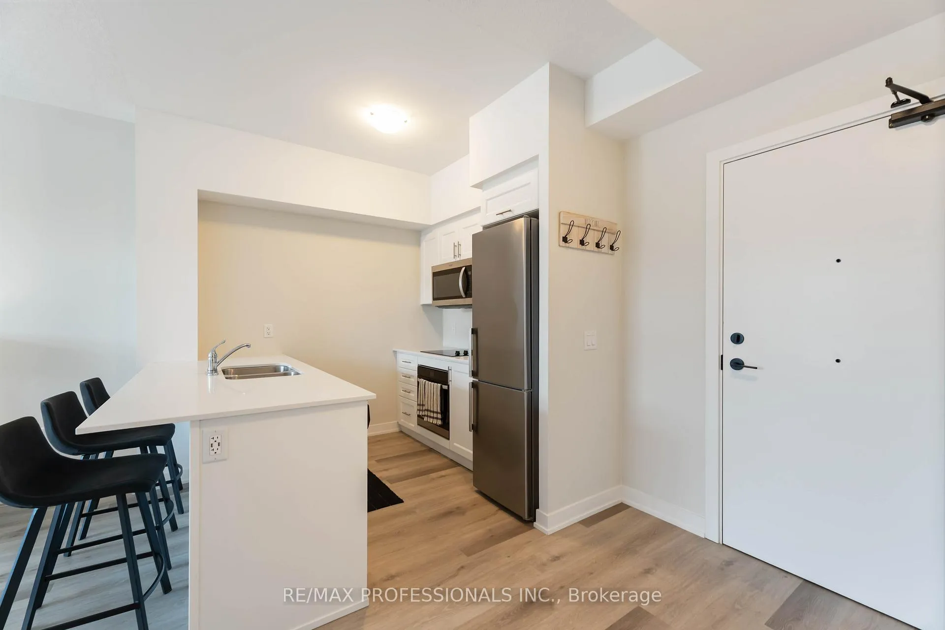 Photo 13 of Unit 207, 600 North Service Road, Hamilton, Lakeshore — HOMEH