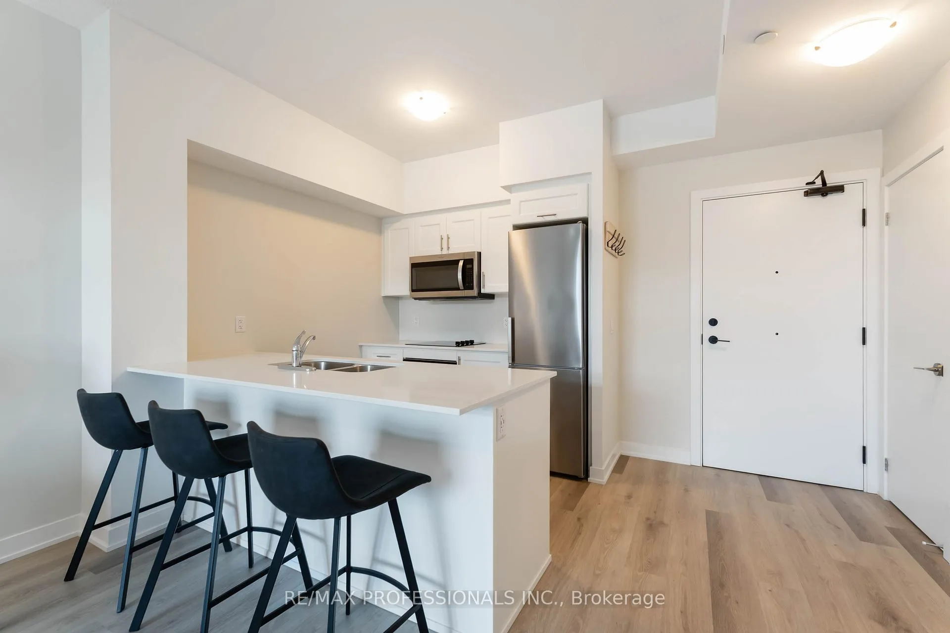 Photo 15 of Unit 207, 600 North Service Road, Hamilton, Lakeshore — HOMEH
