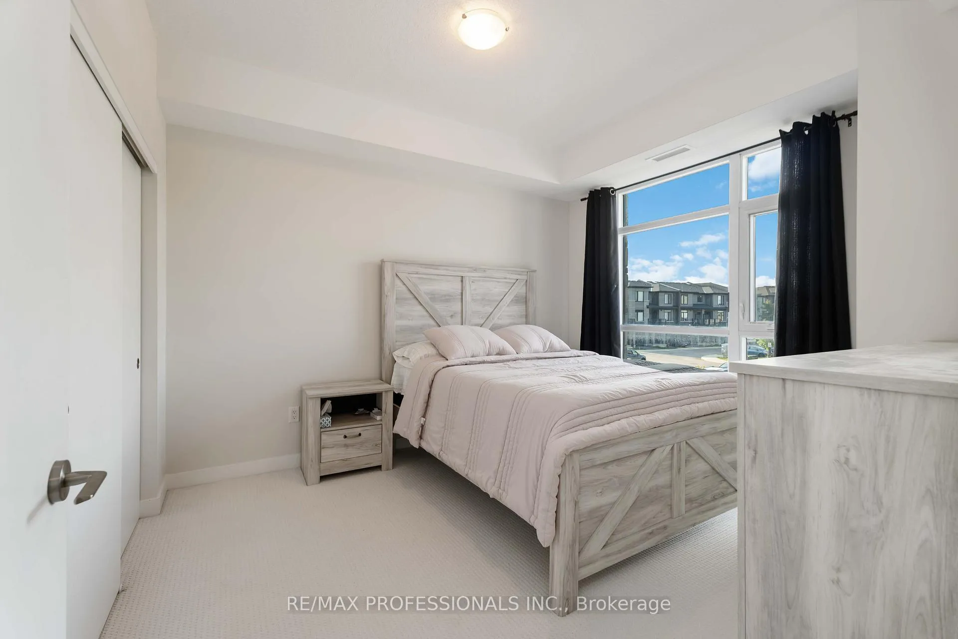 Photo 18 of Unit 207, 600 North Service Road, Hamilton, Lakeshore — HOMEH