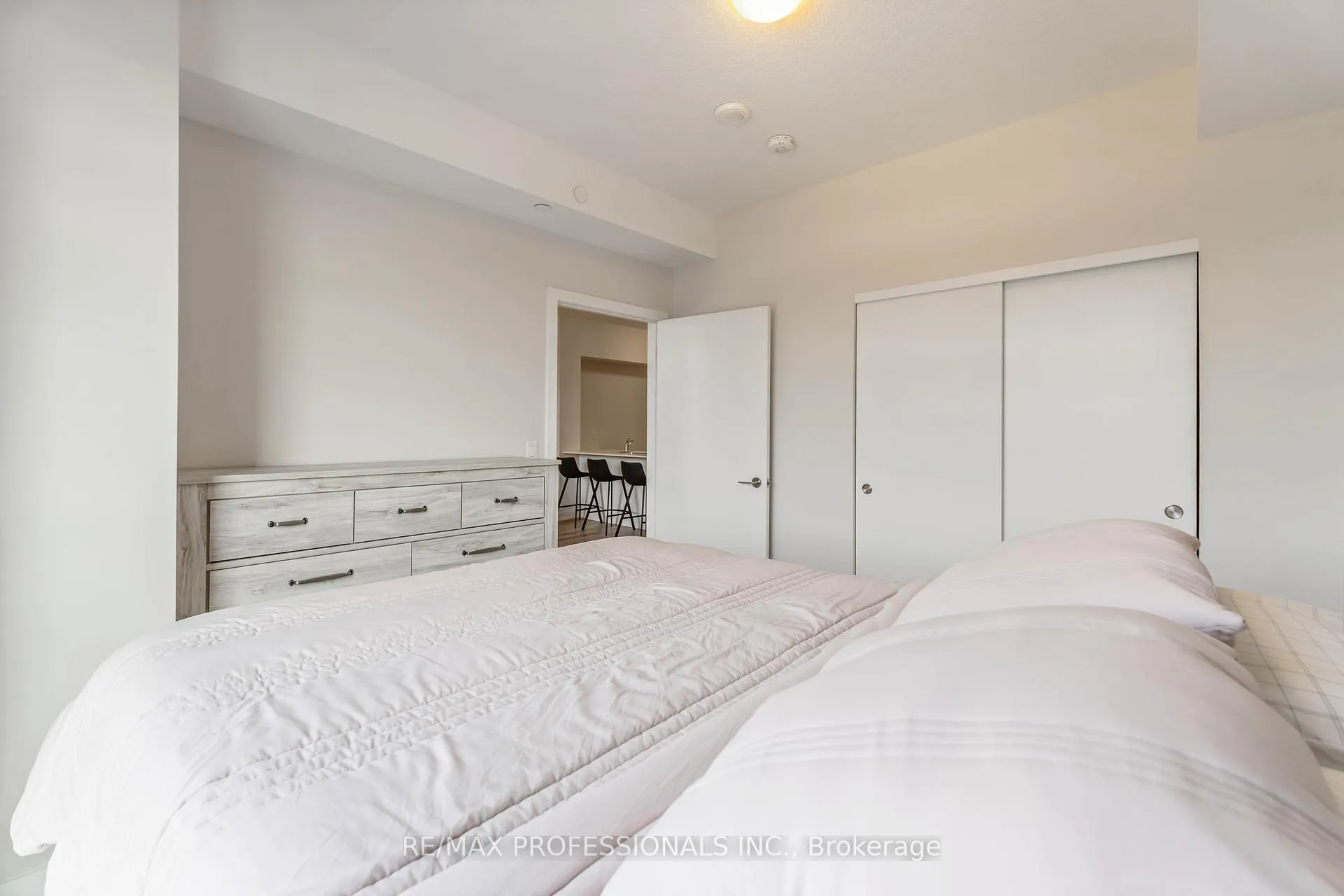 Photo 19 of Unit 207, 600 North Service Road, Hamilton, Lakeshore — HOMEH