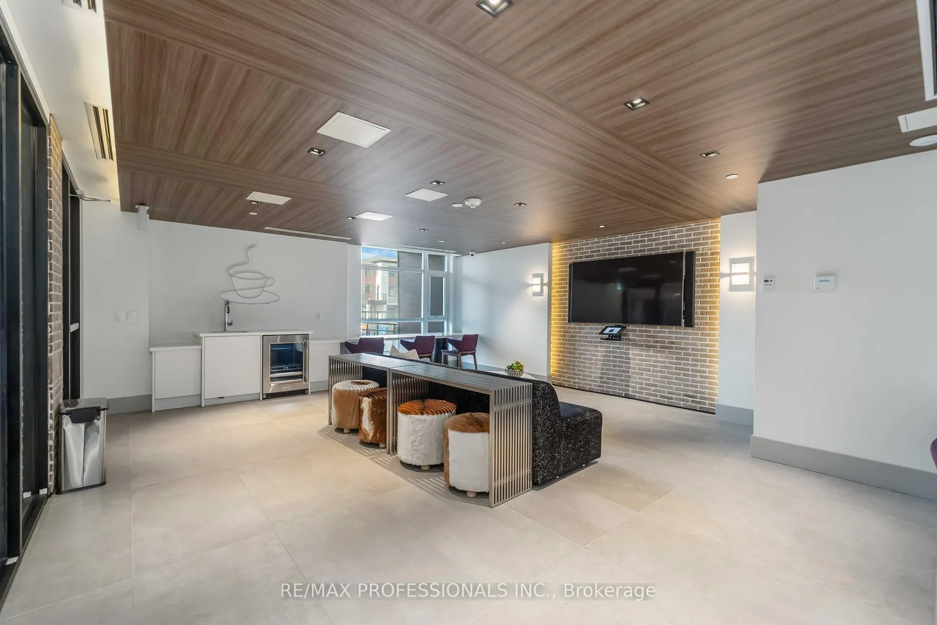 Photo 22 of Unit 207, 600 North Service Road, Hamilton, Lakeshore — HOMEH