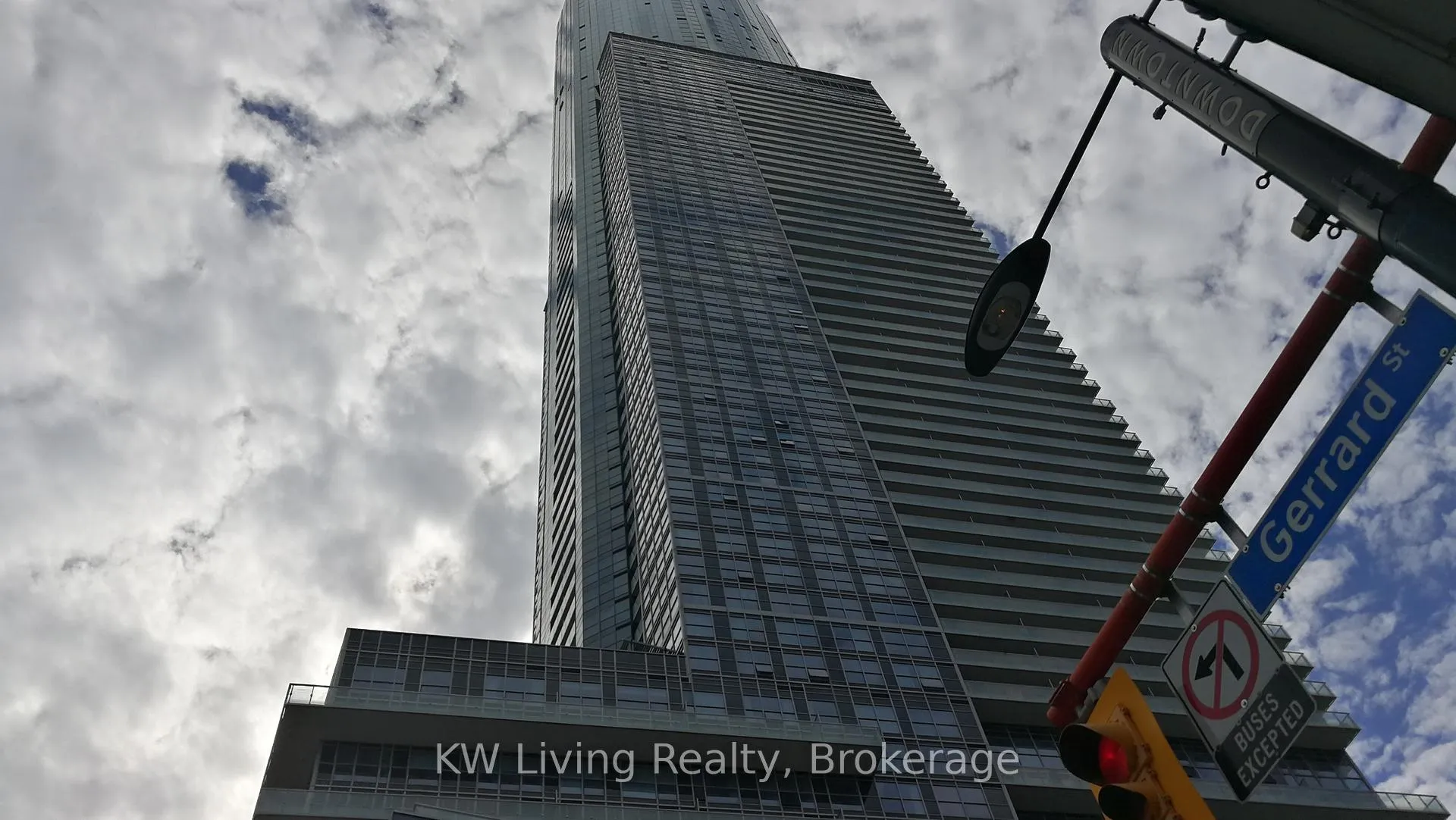 Front of Unit 1814, 386 Yonge Street